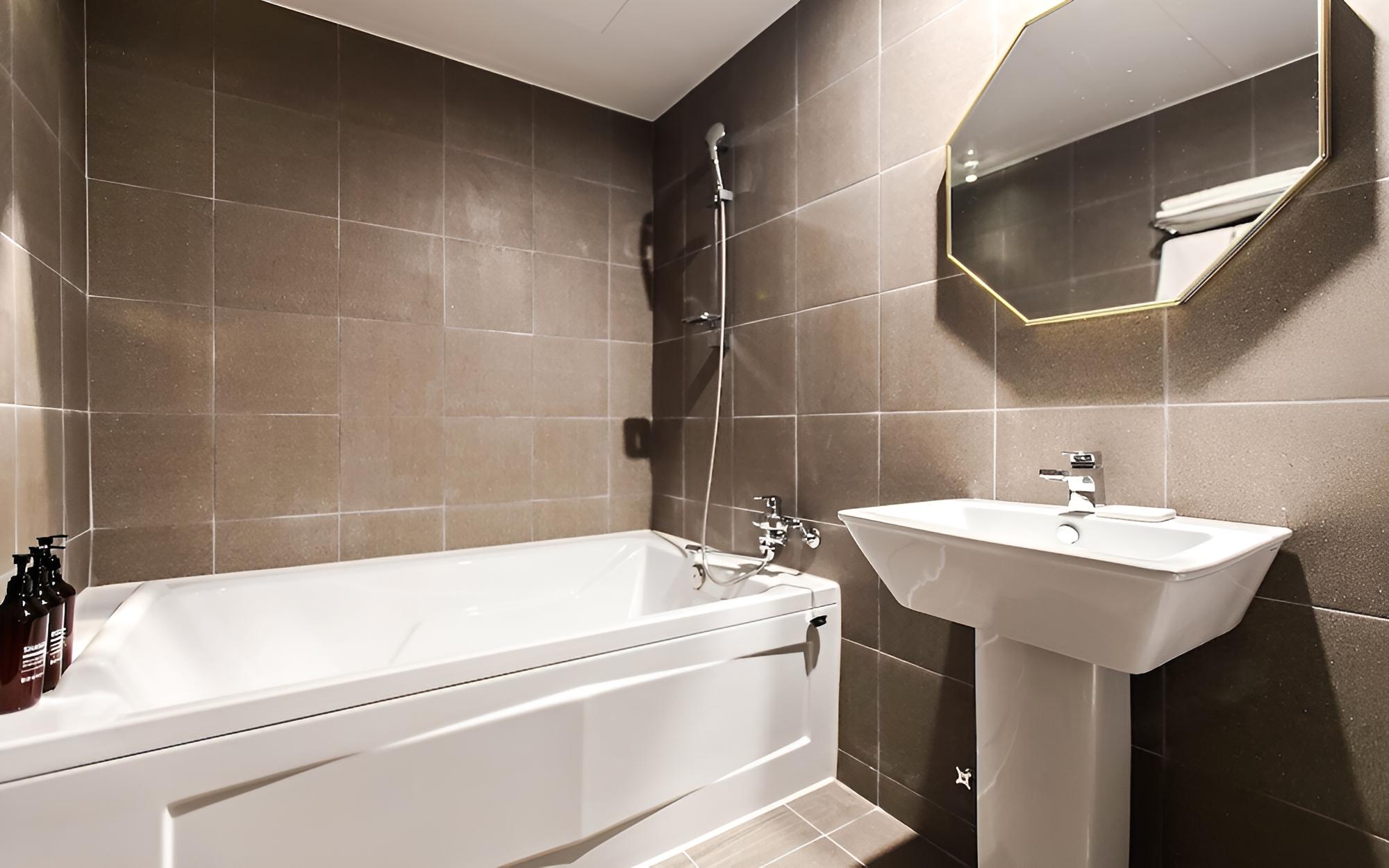 Room (Premium-Bathroom (Wave & Movienet ava) photo 2
