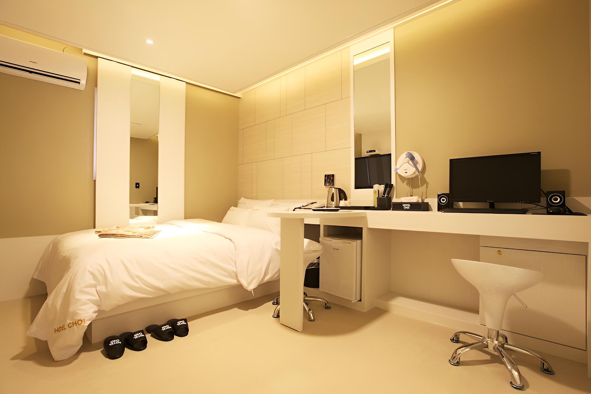 Room (Standard - B (Free Netflix viewing in) - Photo 16