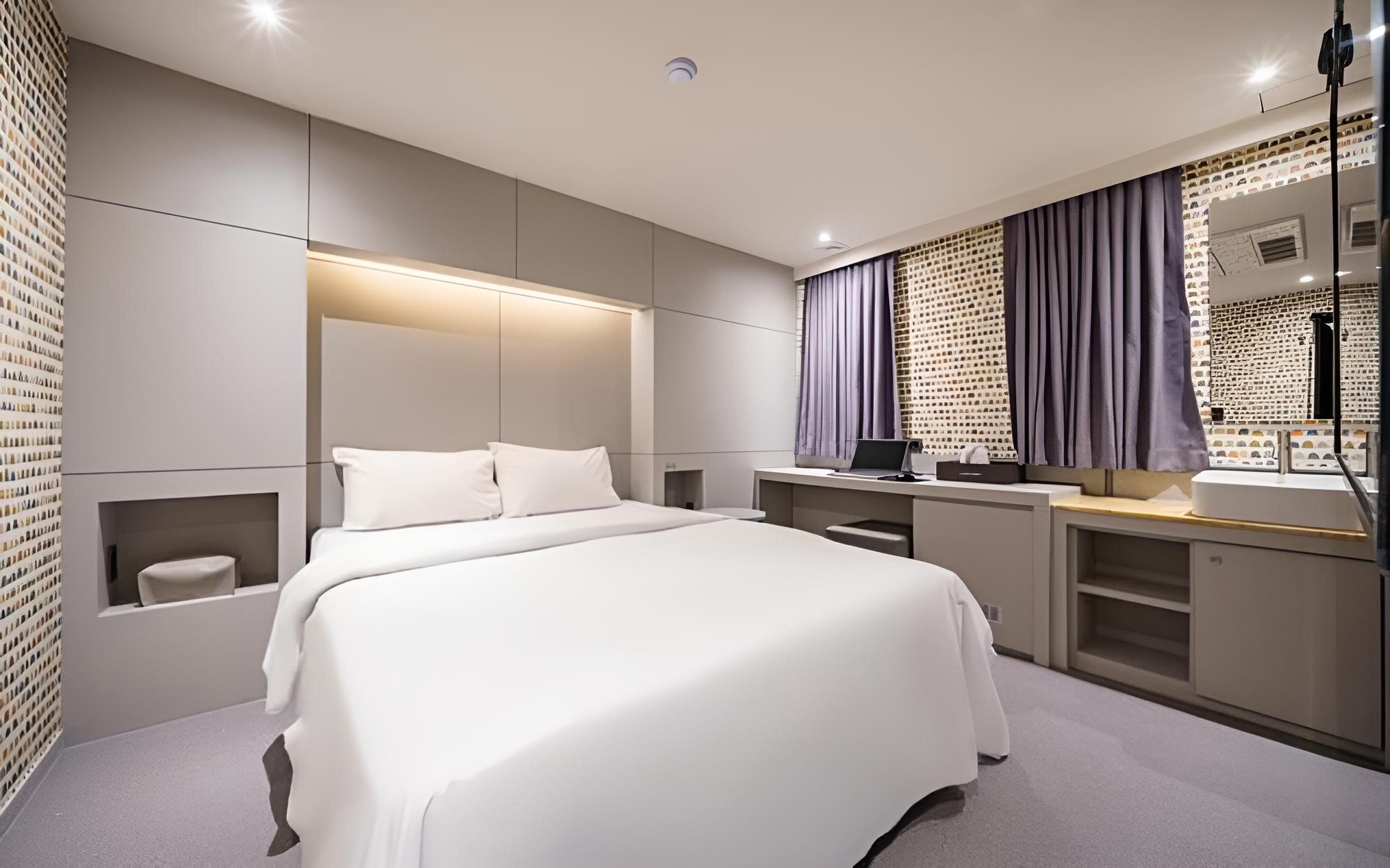 Room (Deluxe Deals) photo 2