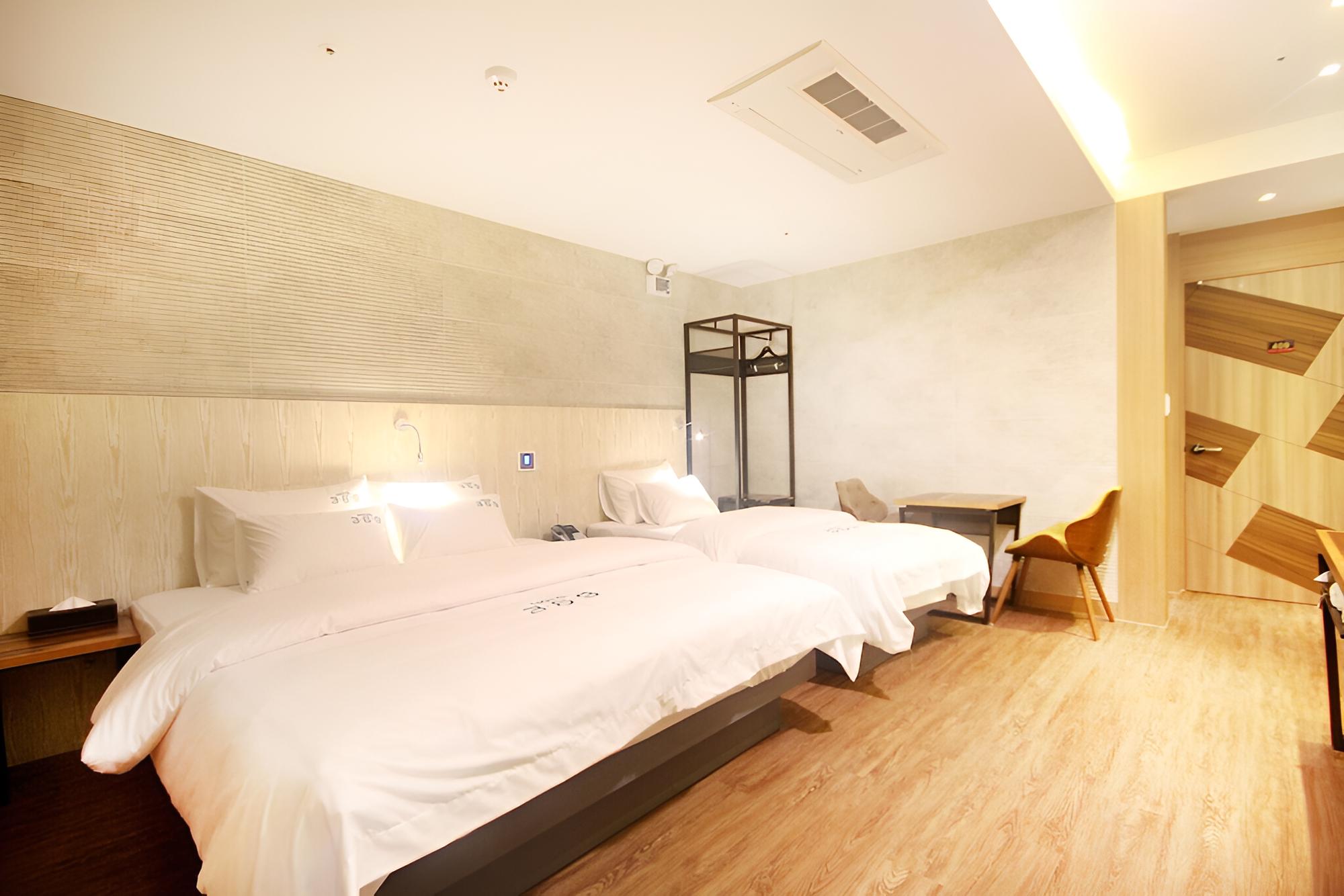 Room (Twin)