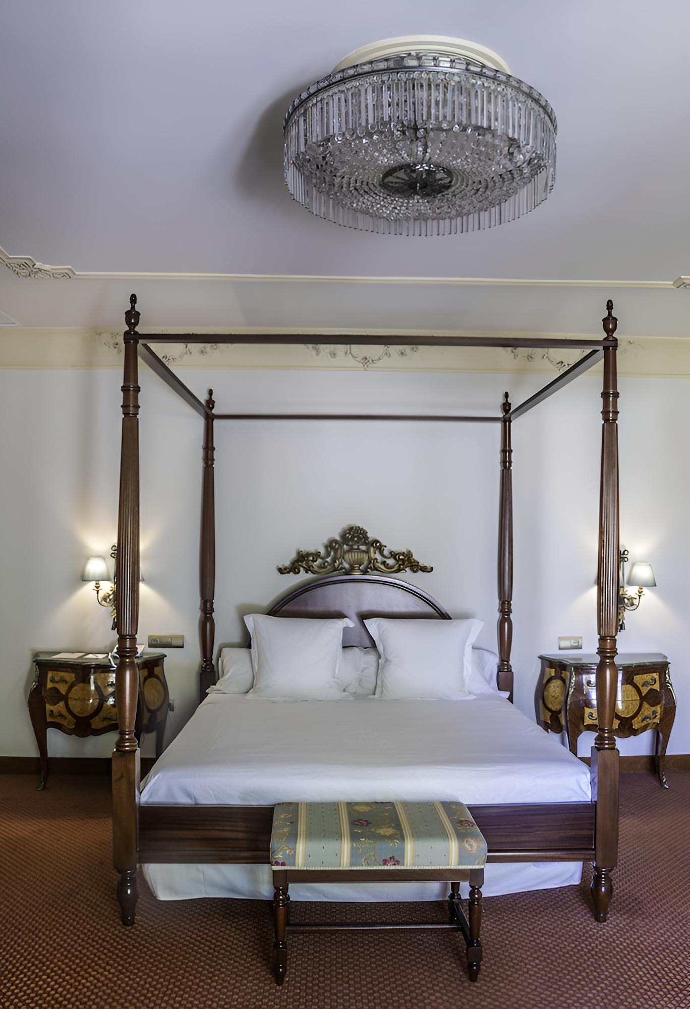 Presidential Suite (2 Adults + 1 Child)
