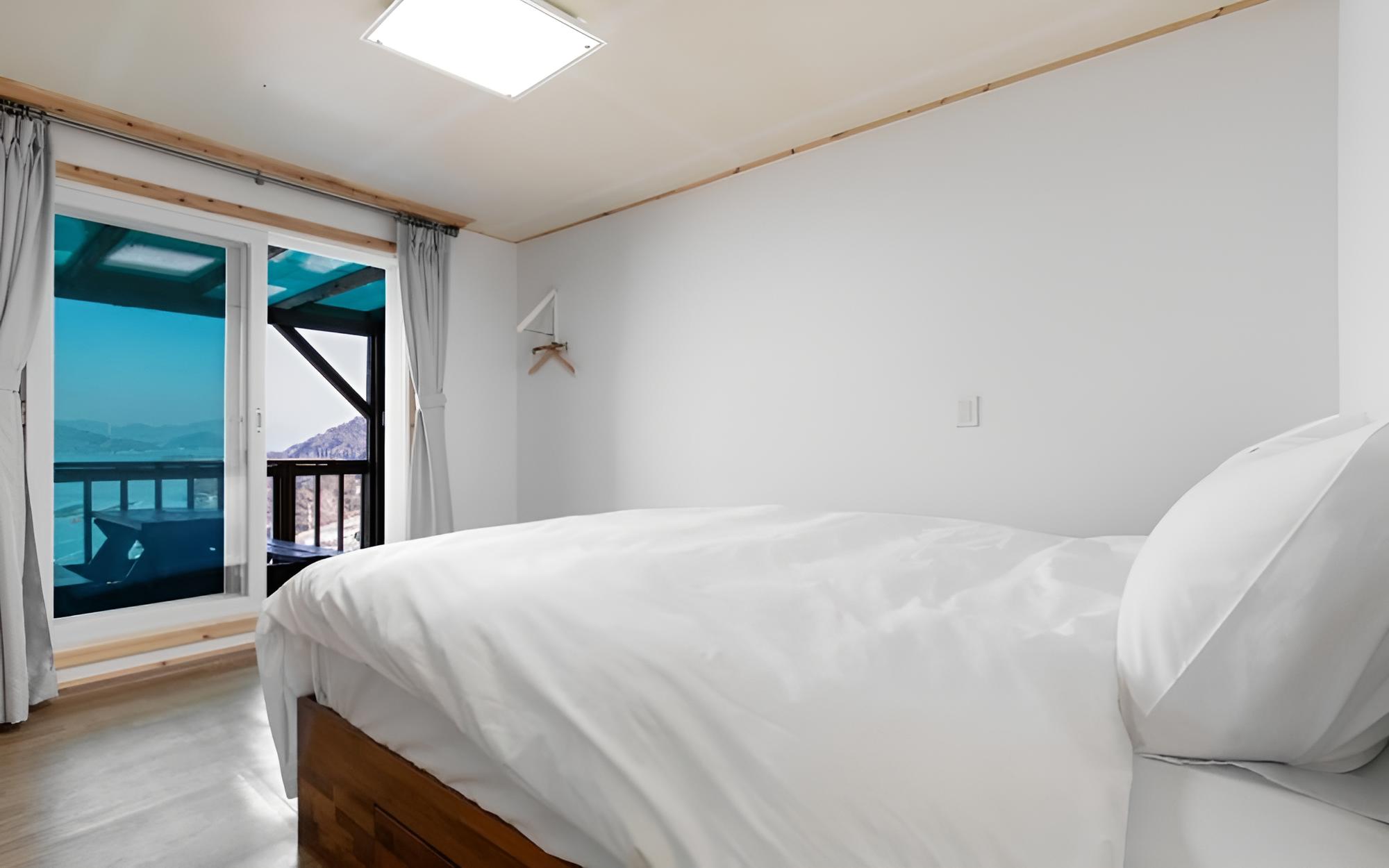 Room (Room 302) - Photo 5