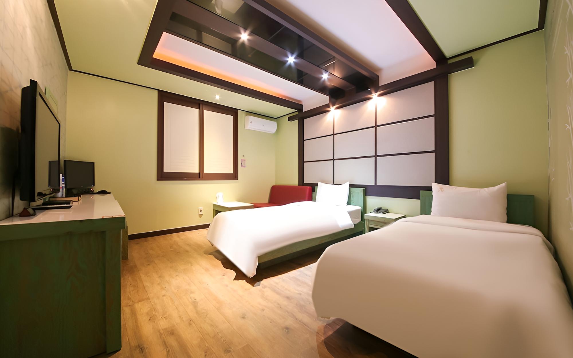 Room (Twin)