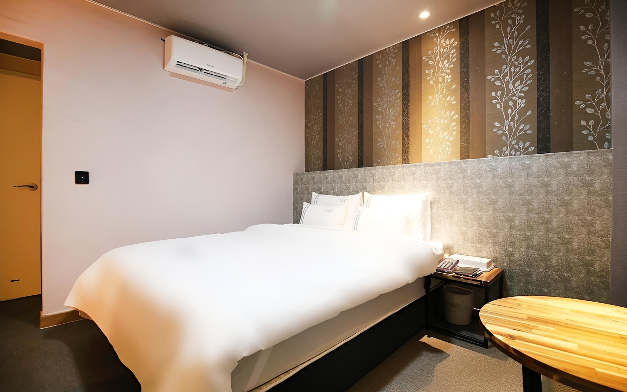 Room (Standard Room) - Photo 10