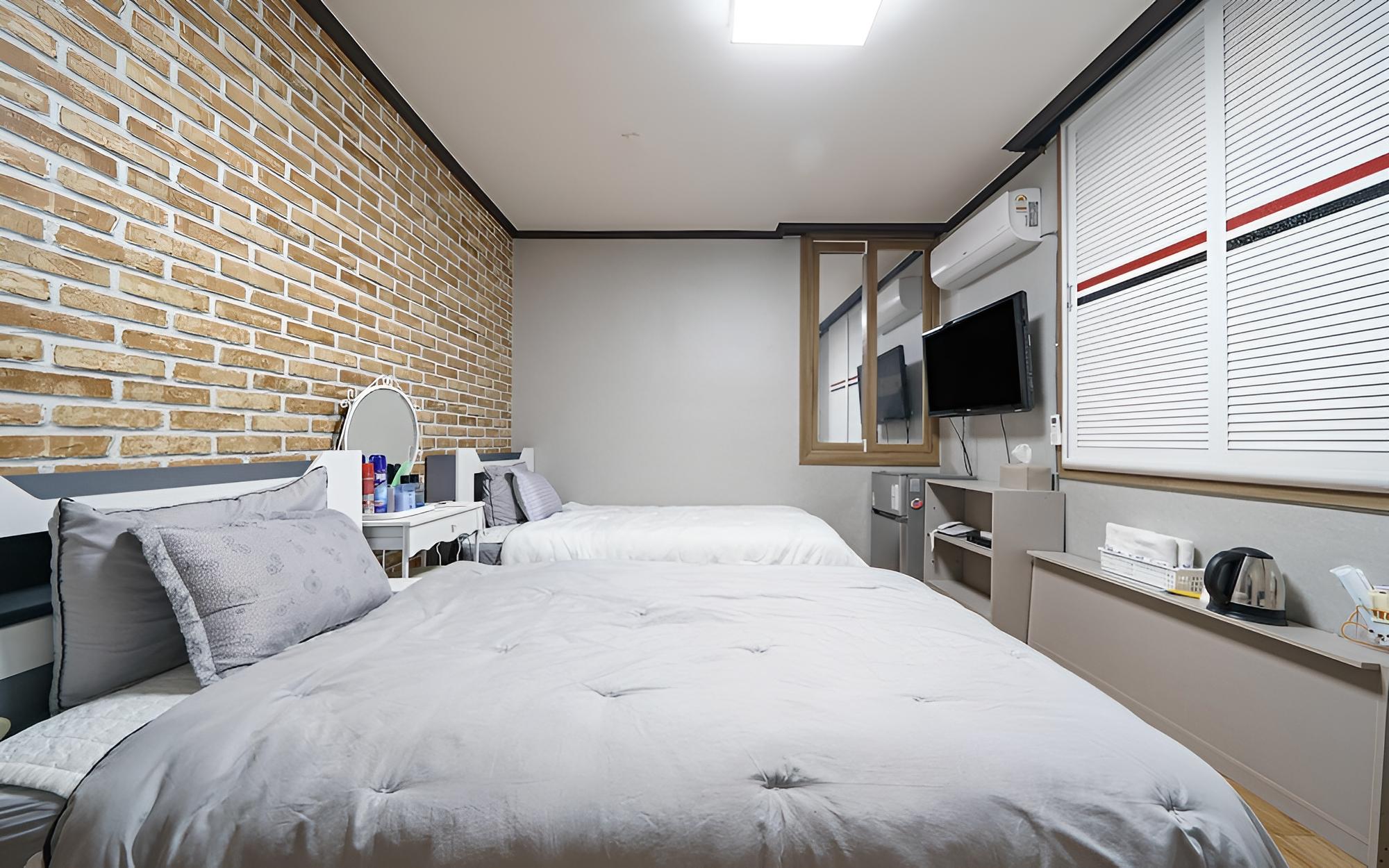 Room (Twin) - Photo 5