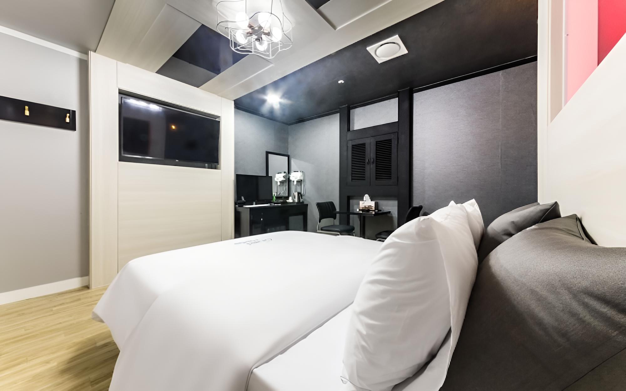 Room (Standard Room) - Photo 2