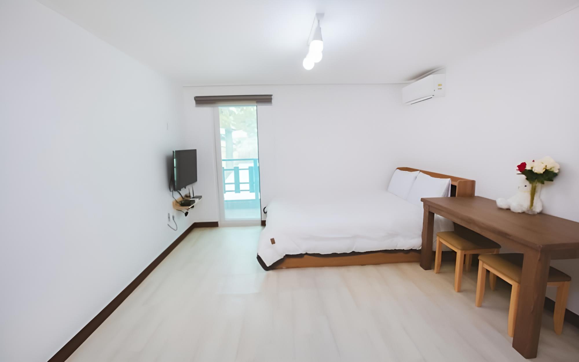 Room (Sky B-dong Room 202)