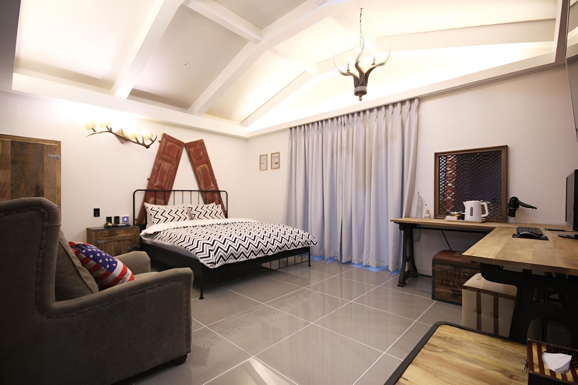 Room (Premium - Tue-Fri breakfast provided ) - Photo 1