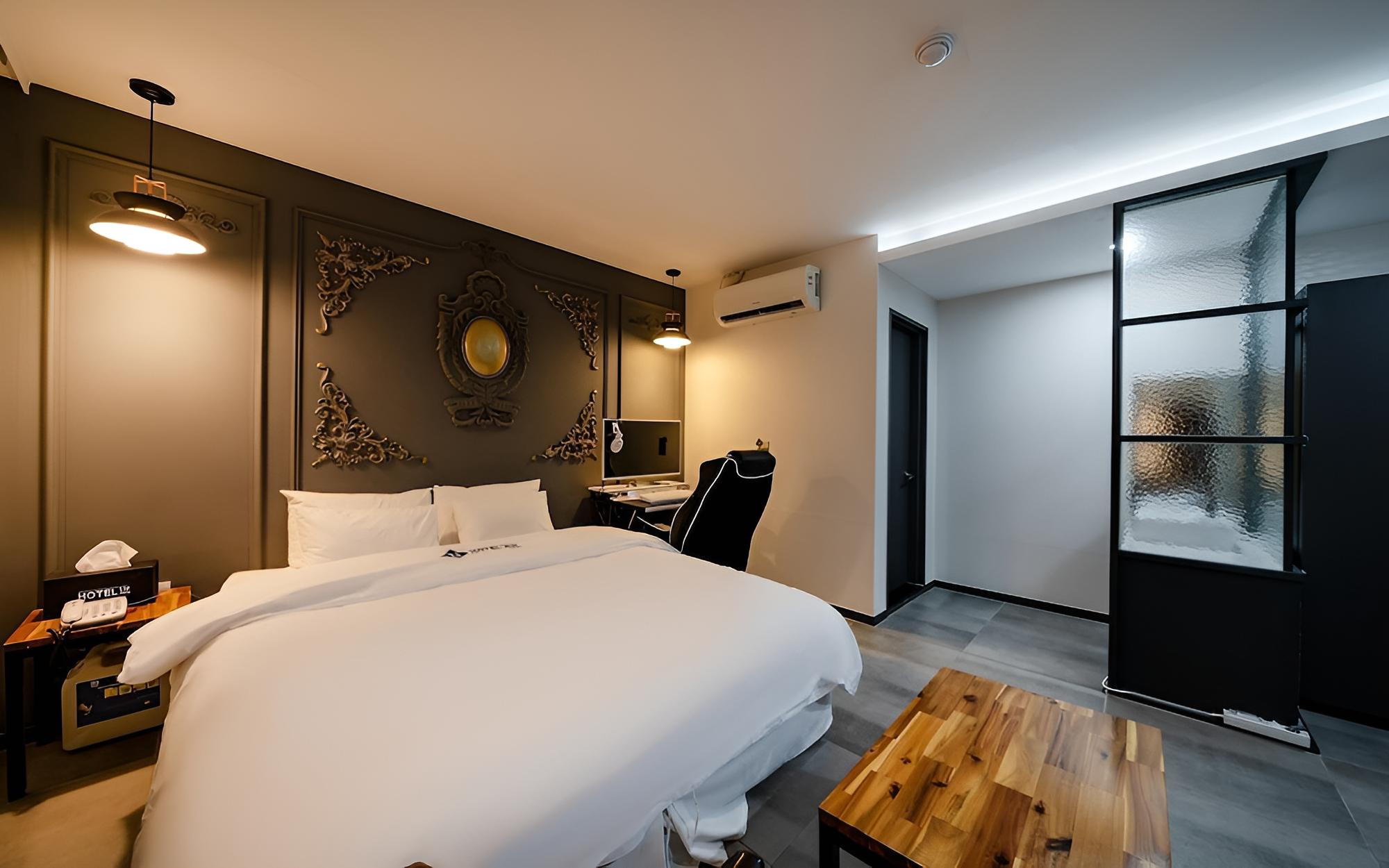 Room (VIP game room (VEG Overwatch availabl)