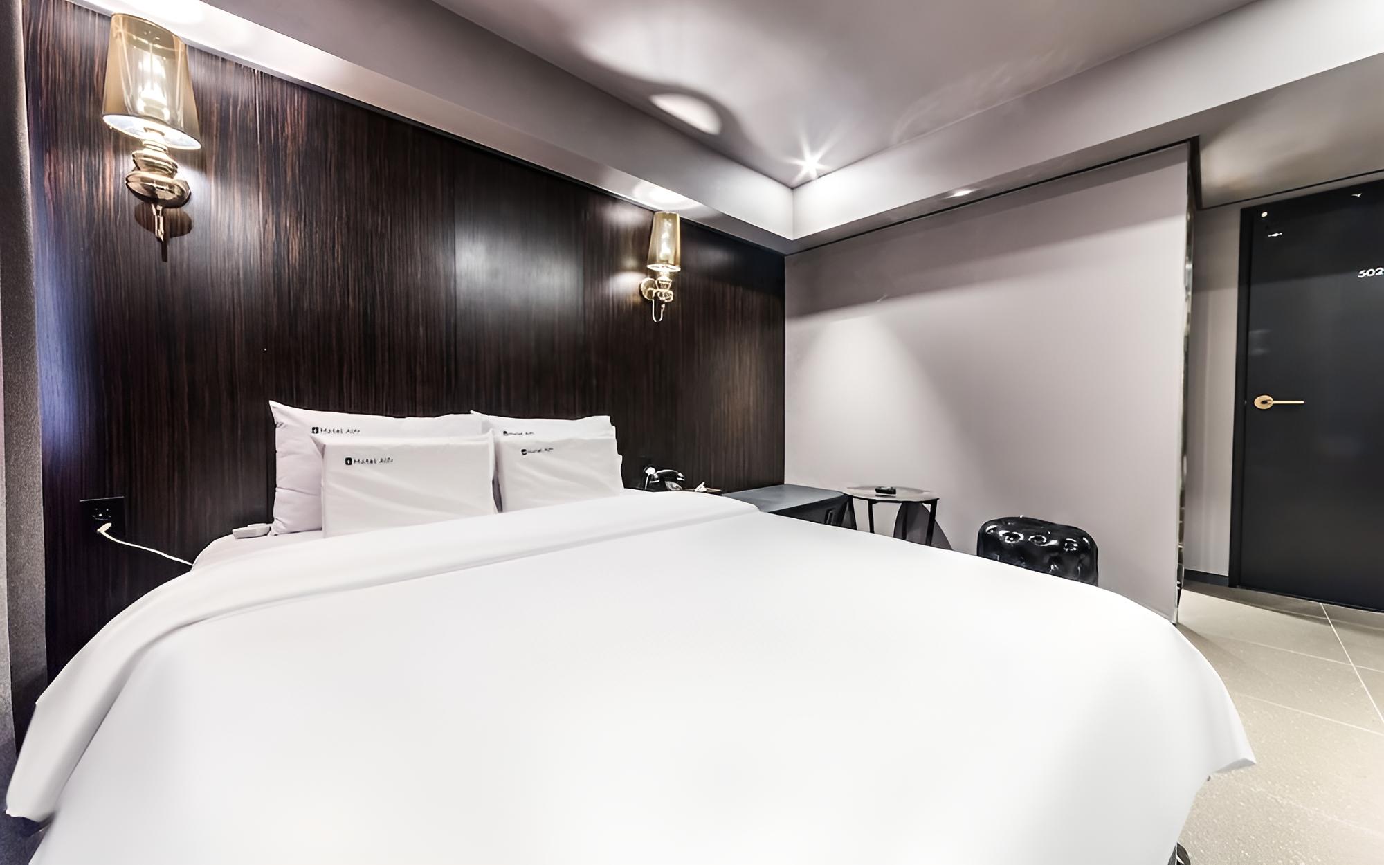 Room (Event Room (Parking not available (co)
