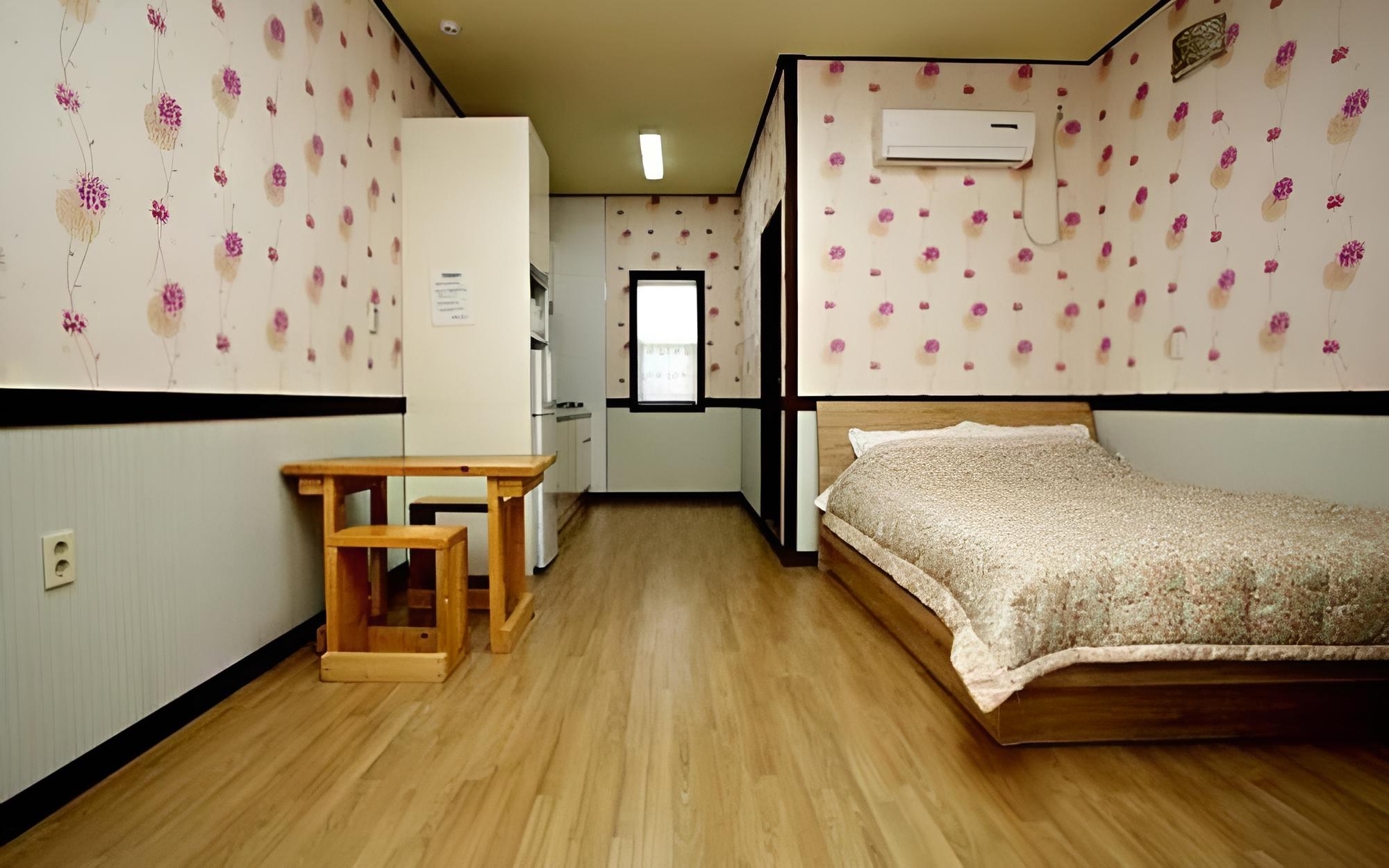 Room (Room 102) - Photo 1