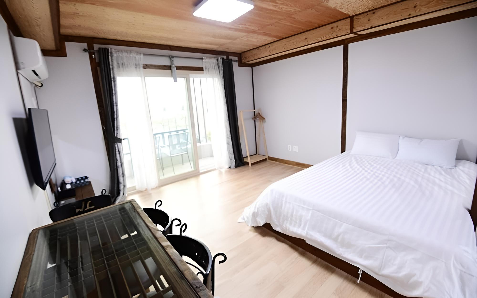 Room (No 202) photo 3