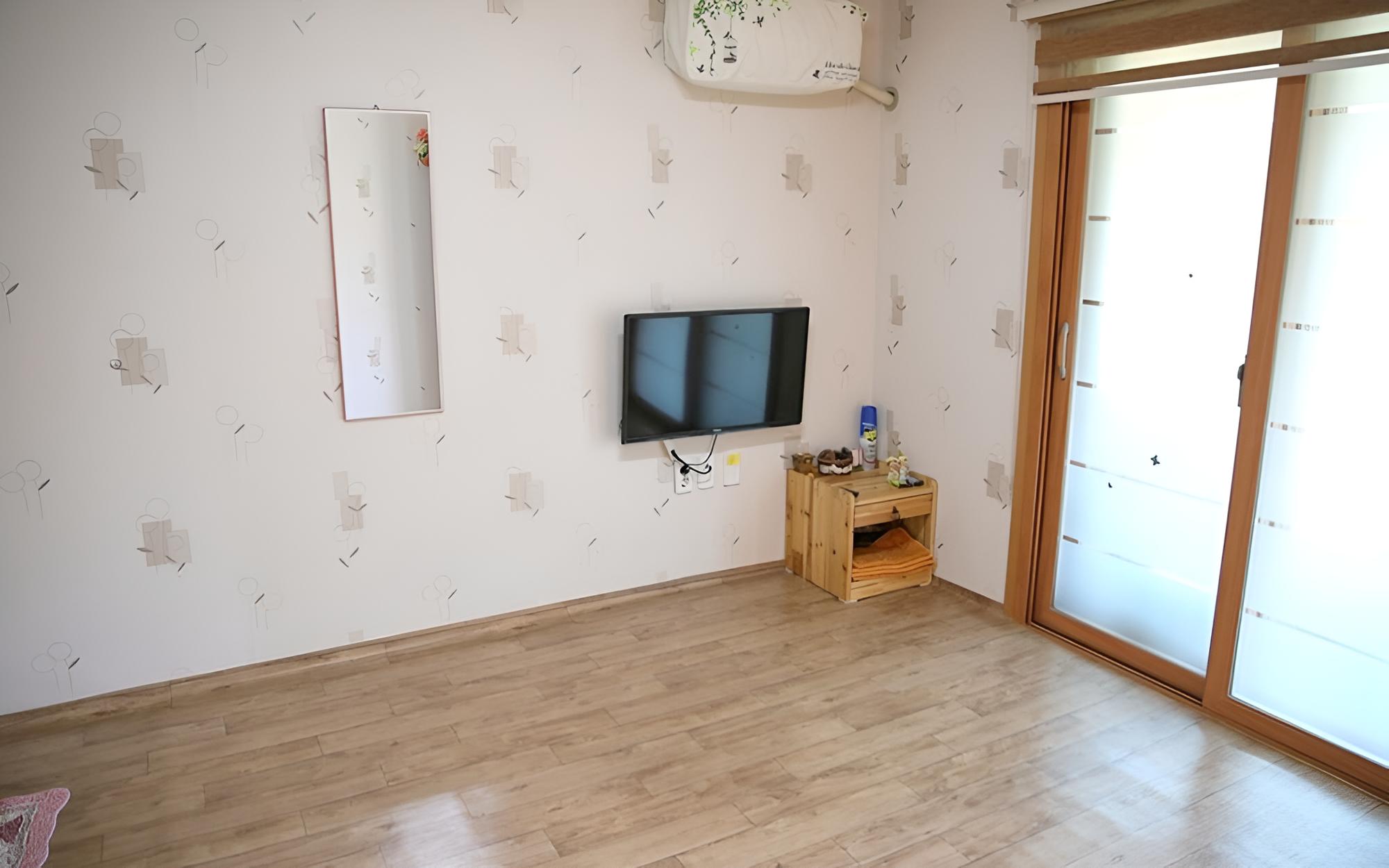 Room (Lilac)