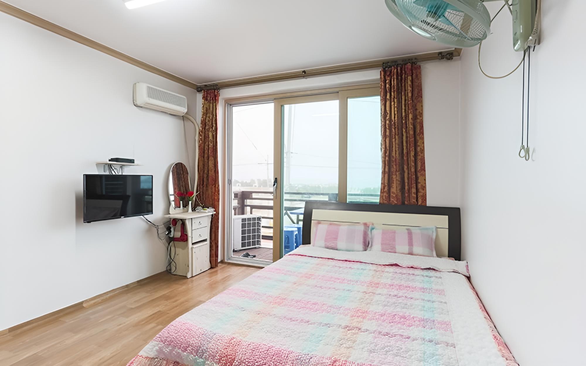 Room (Room 303 (Ocean View))