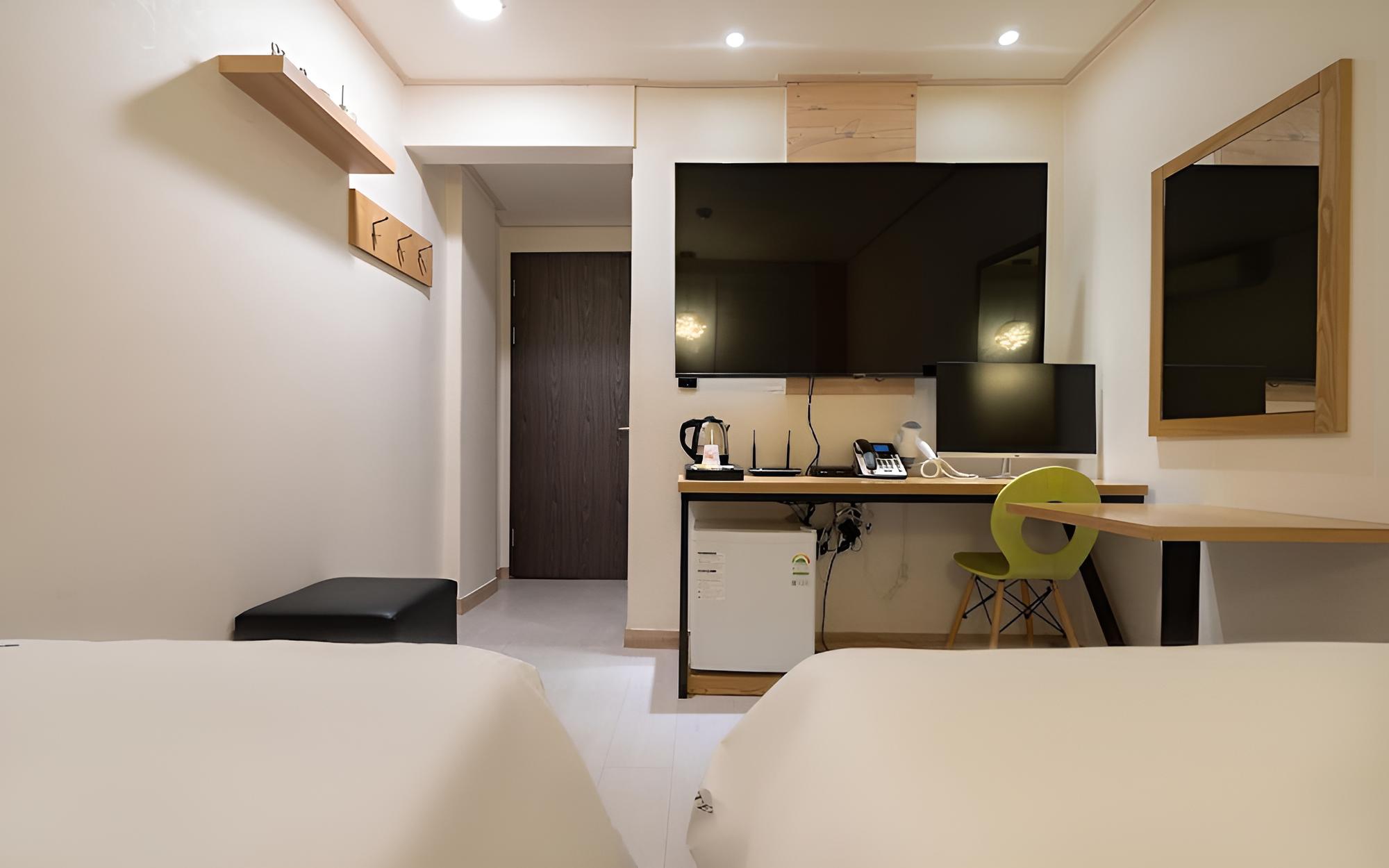 Room (Special Twin (double + single / 65-in)
