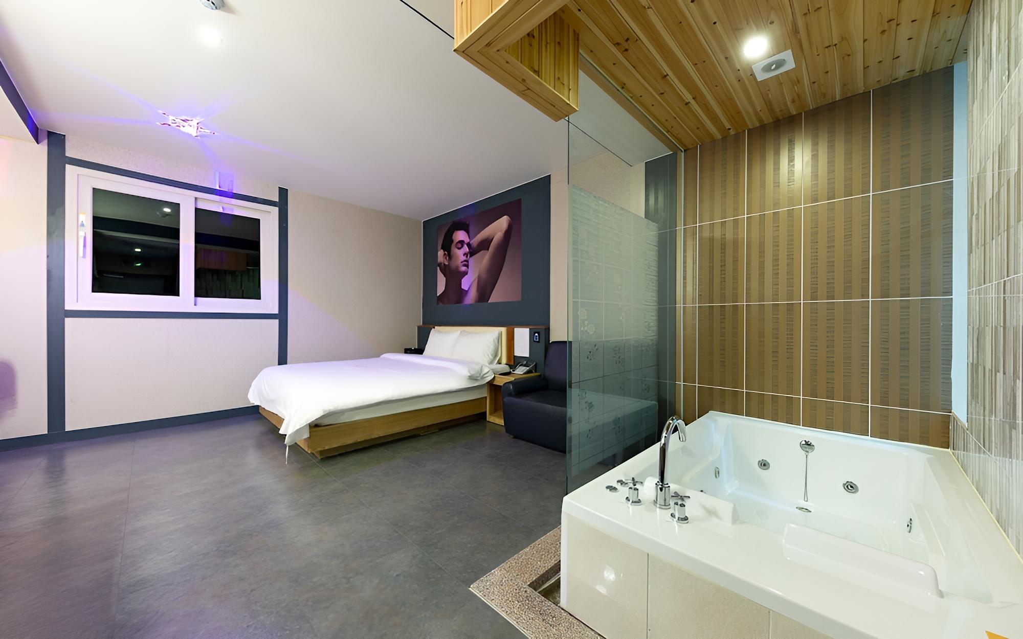 Room (General rooms (a massage room styler )