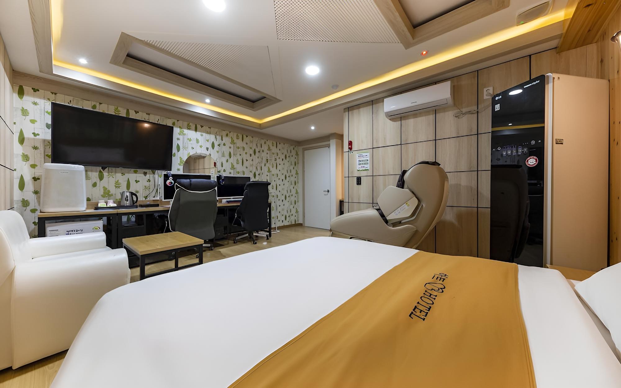 Room (VIP Room A (2PC PUBG 1PC/LOL 1PC/Netf) photo 3