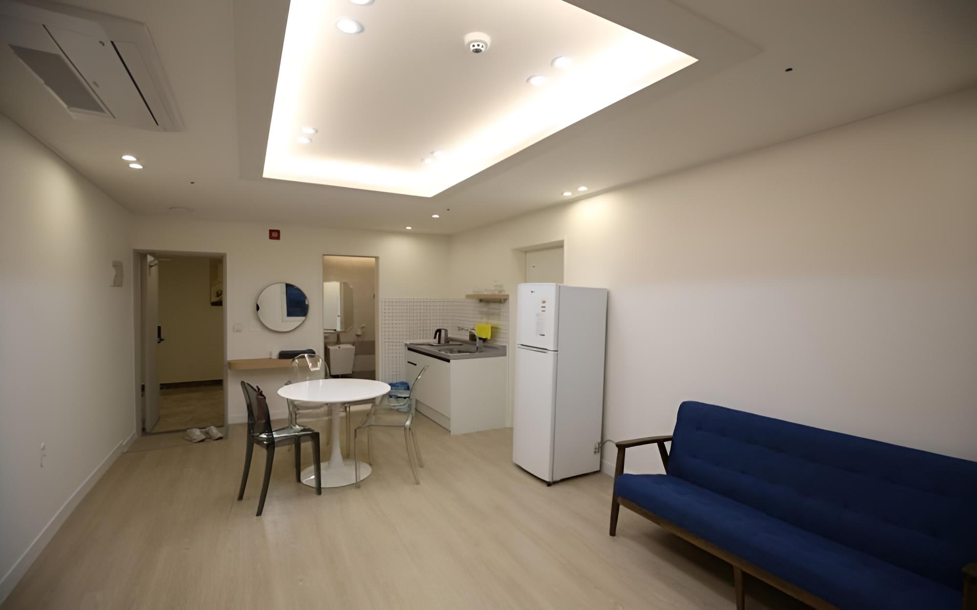 Room (Room 504)