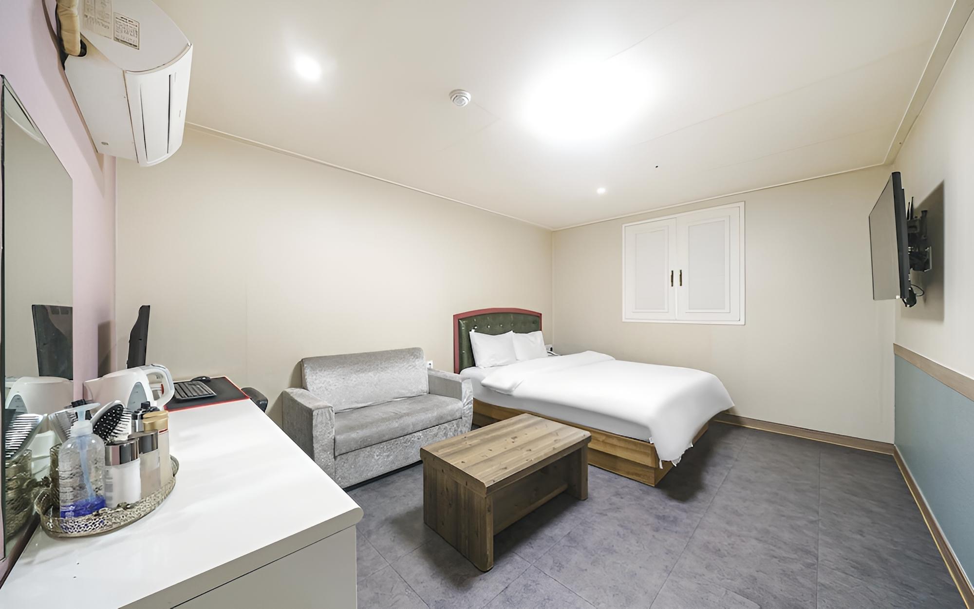 Room (Standard (View Netflix))