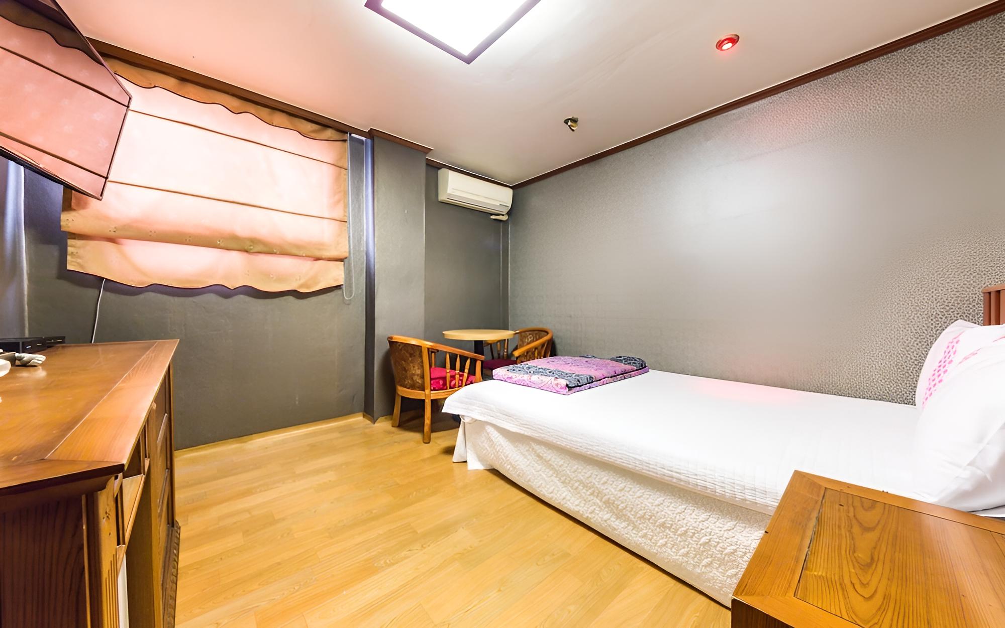 Room (Standard Room) - Photo 5