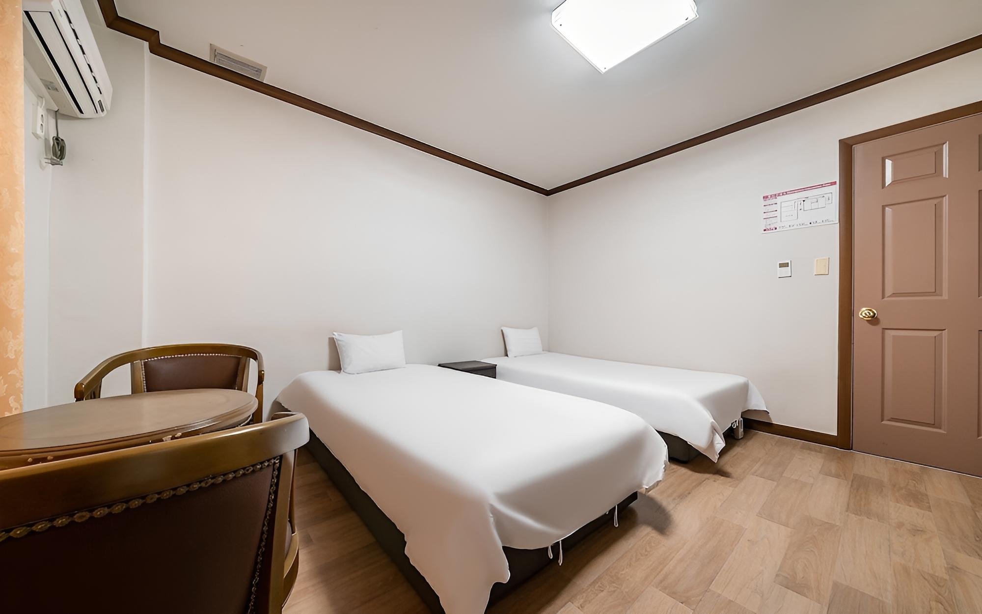 Room (Western-style Room (Double))