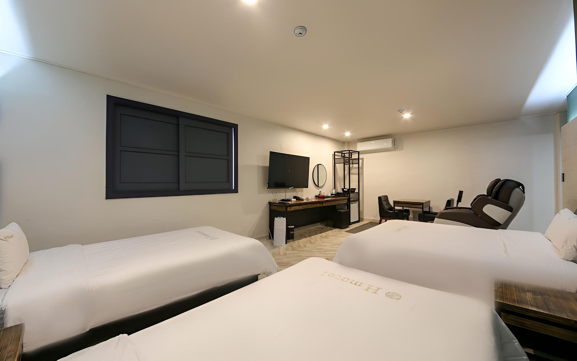 Room (Family Room (massage chair air purifi) photo 2
