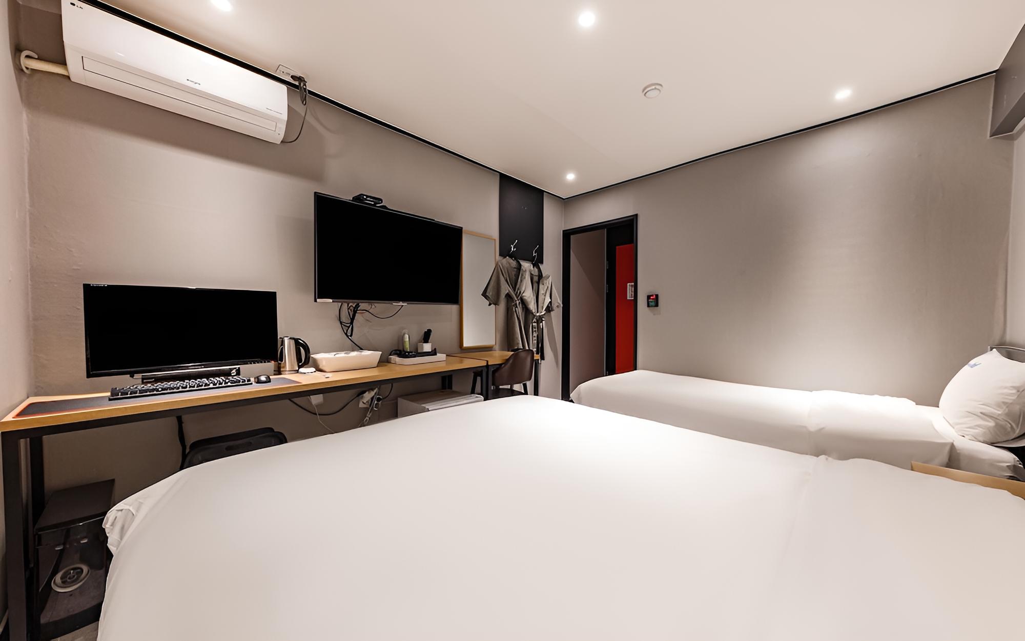 Room (Twin room (net Netflix available)) photo 2
