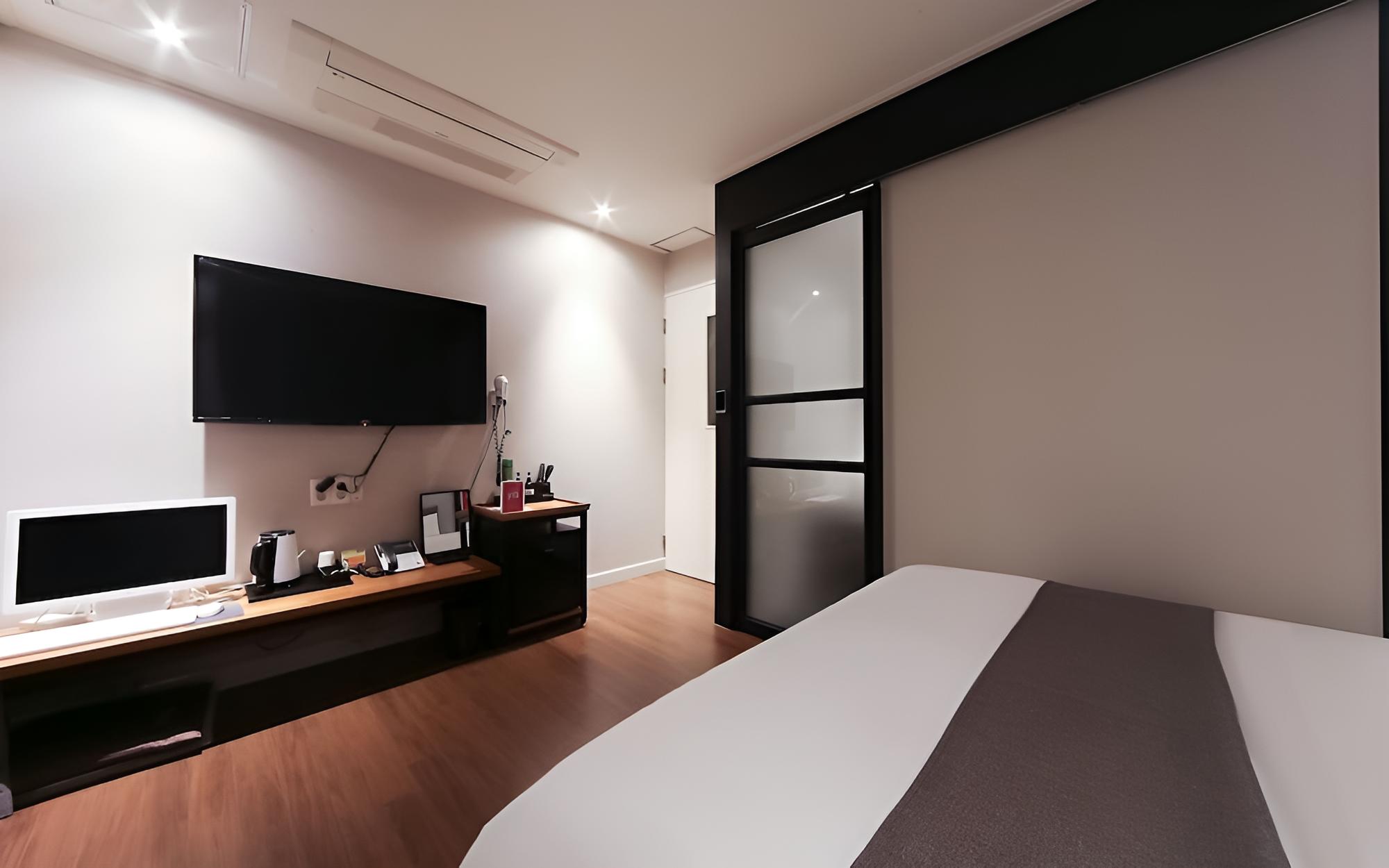 Room (Standard Mini (Netflix available))