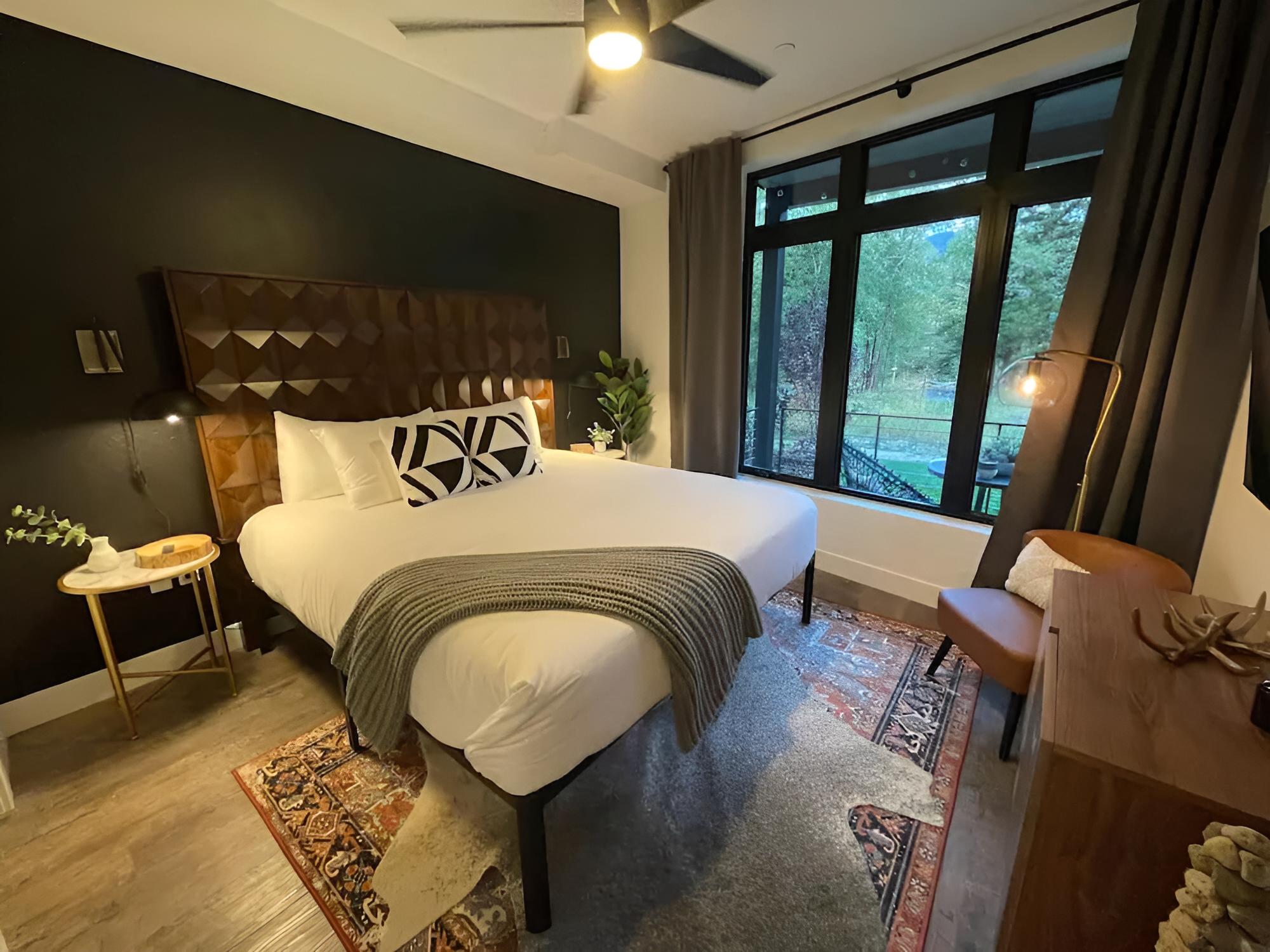 New Luxury Condo River View Sounds Patio Hot Tub, Bilde 19