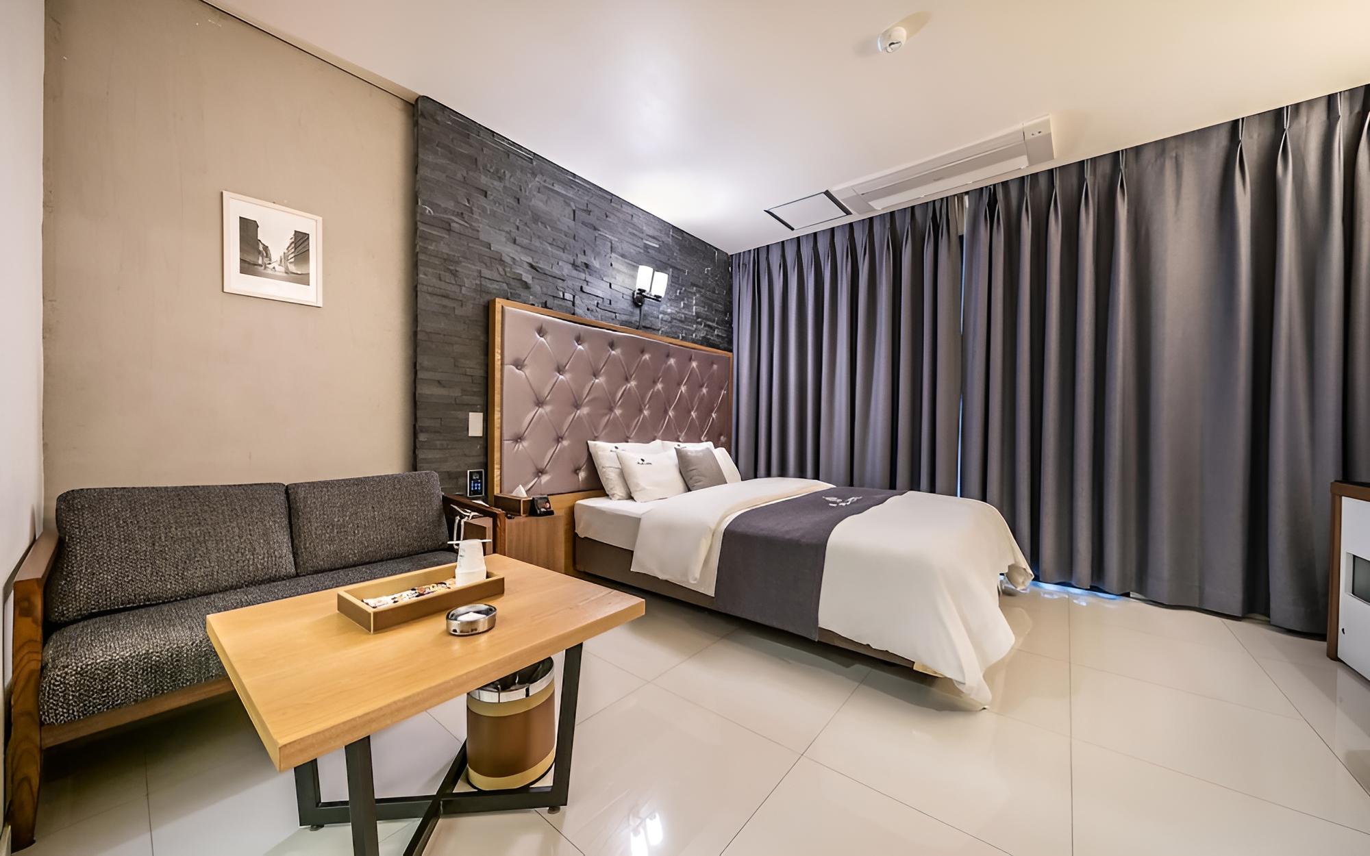 Room (Deluxe (garden view 65 TV Netflix Dis)