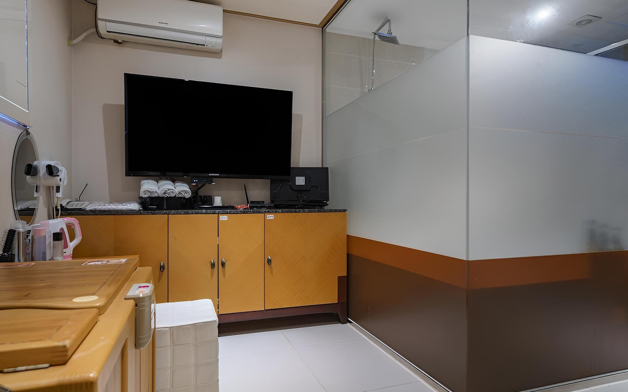 Room (Semi-private room (spa bath / dry sau)