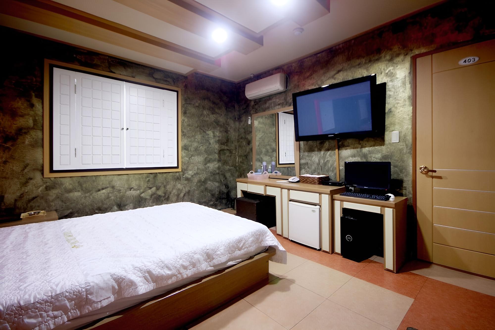 Room (Standard Room) - Photo 1