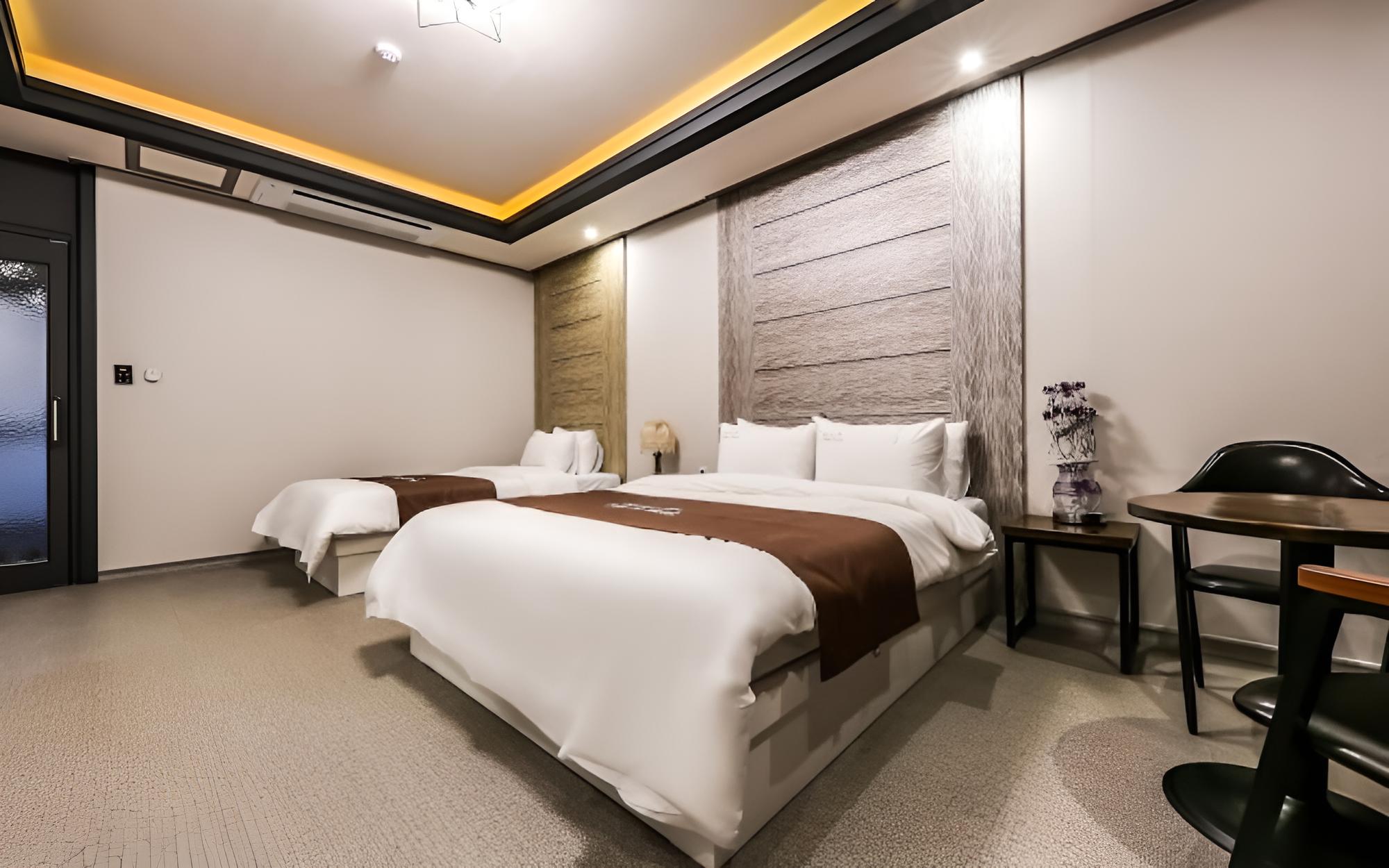 Room (Twin Room - Double and Single Bed (Ne)