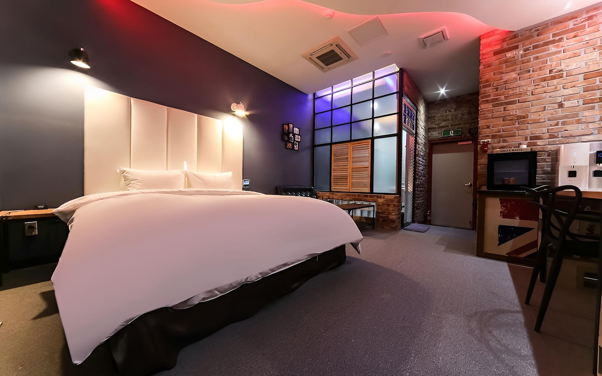 Room (Ace Y)