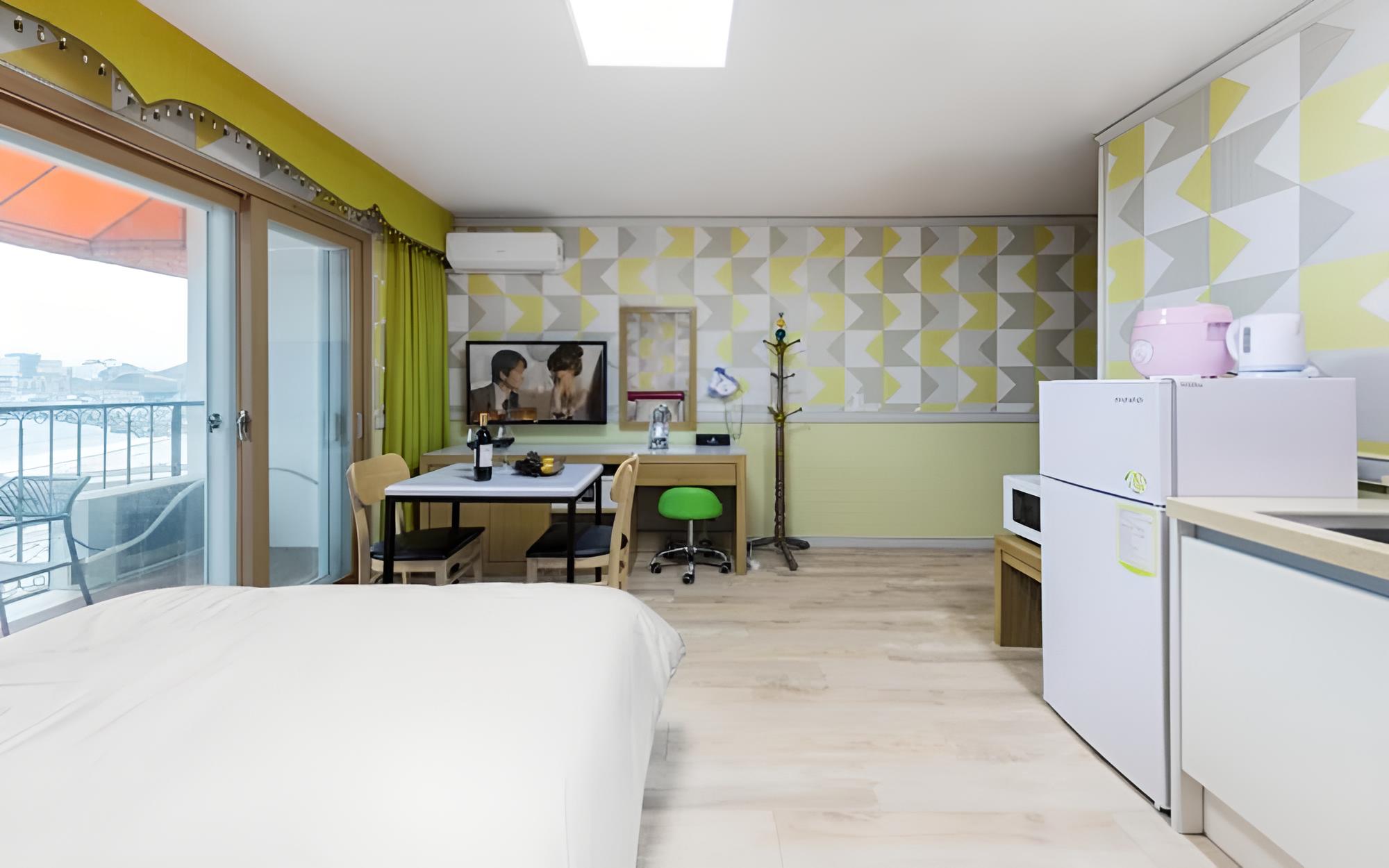 Room (Building A Room 3302 (Ocean View Spa))