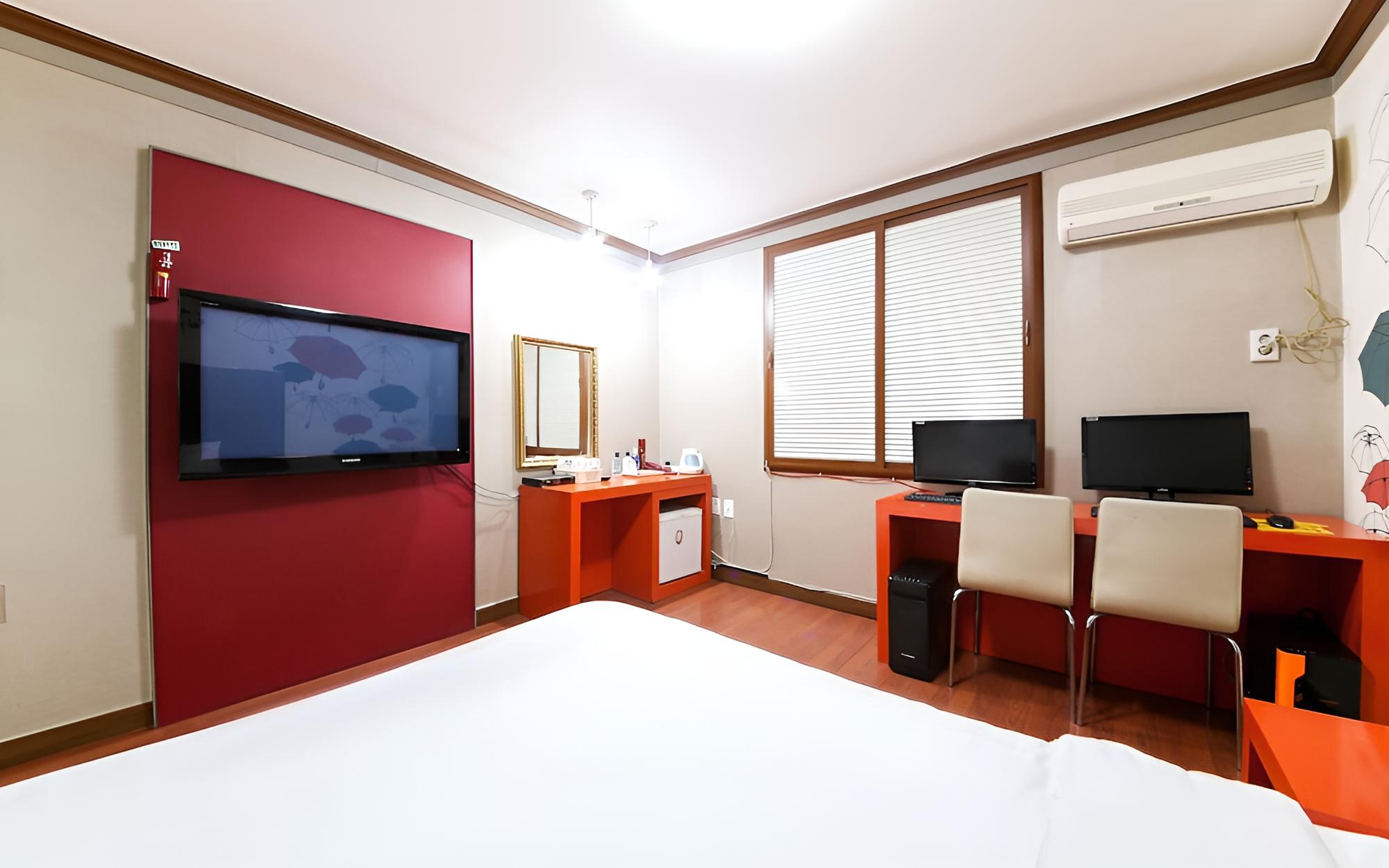 Room (Deluxe Room (No-Hard Couple 2PC)) - Photo 5