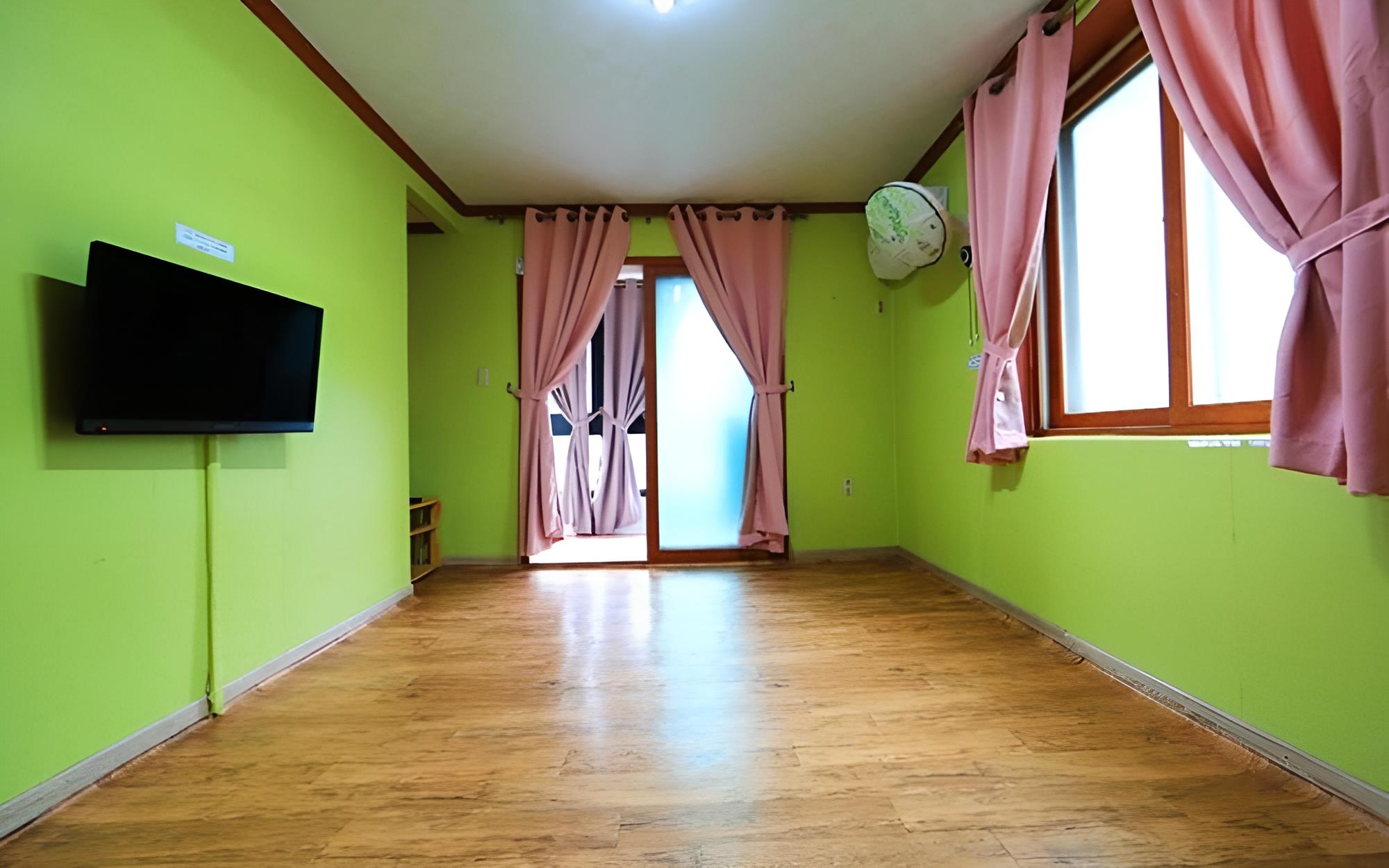 Room (Room 201)