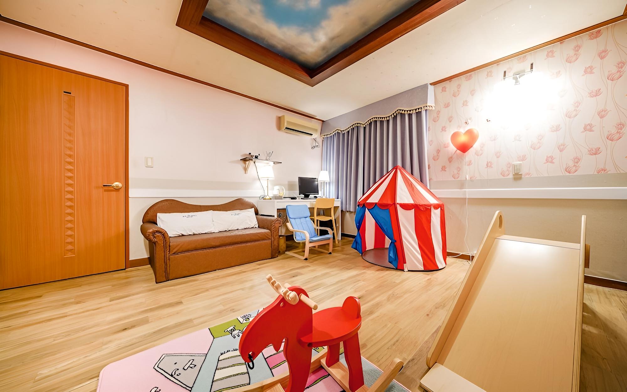 Room (Family Pool Room 207)