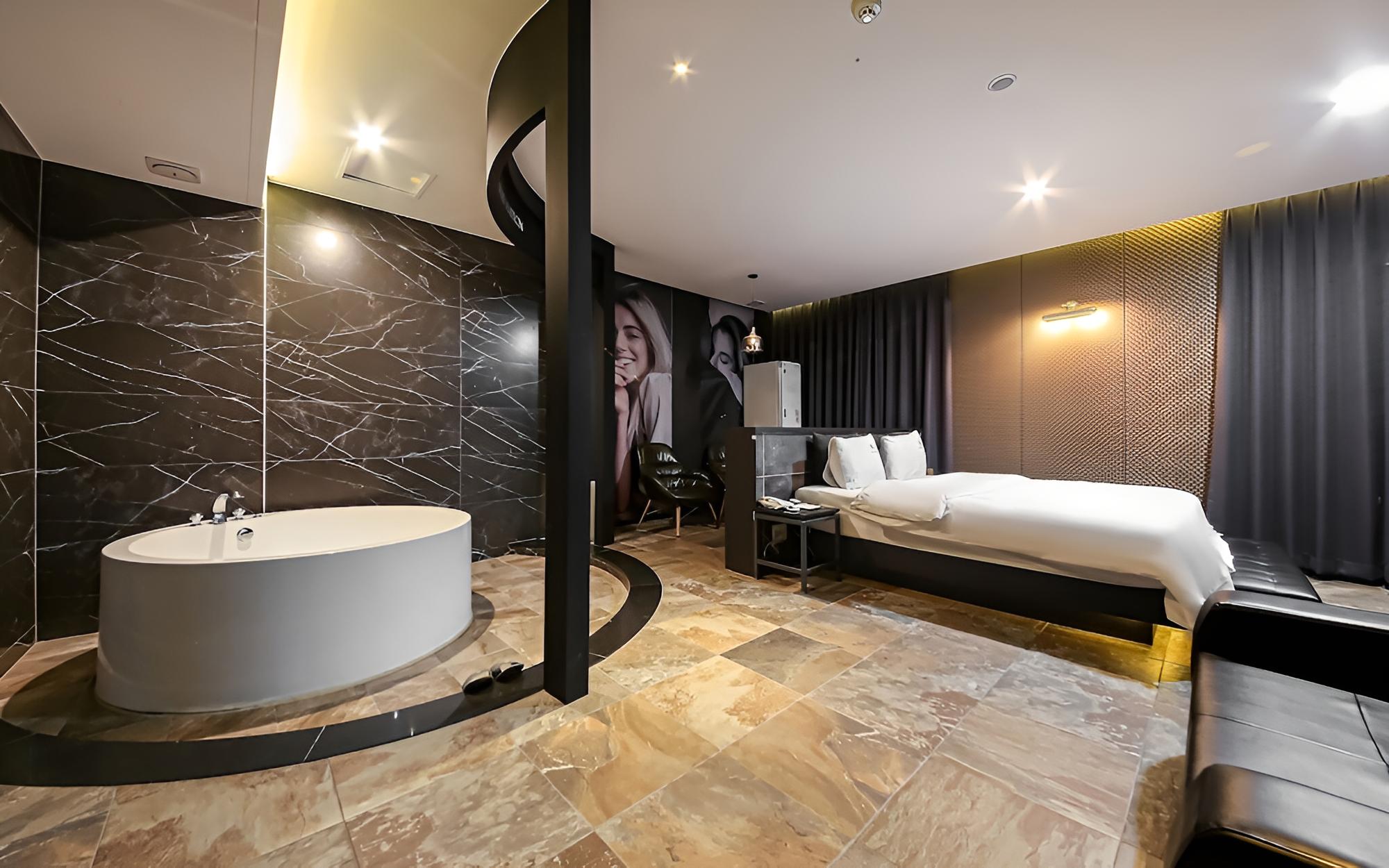 Room (1 room 1 parking VIP (family bath sty)