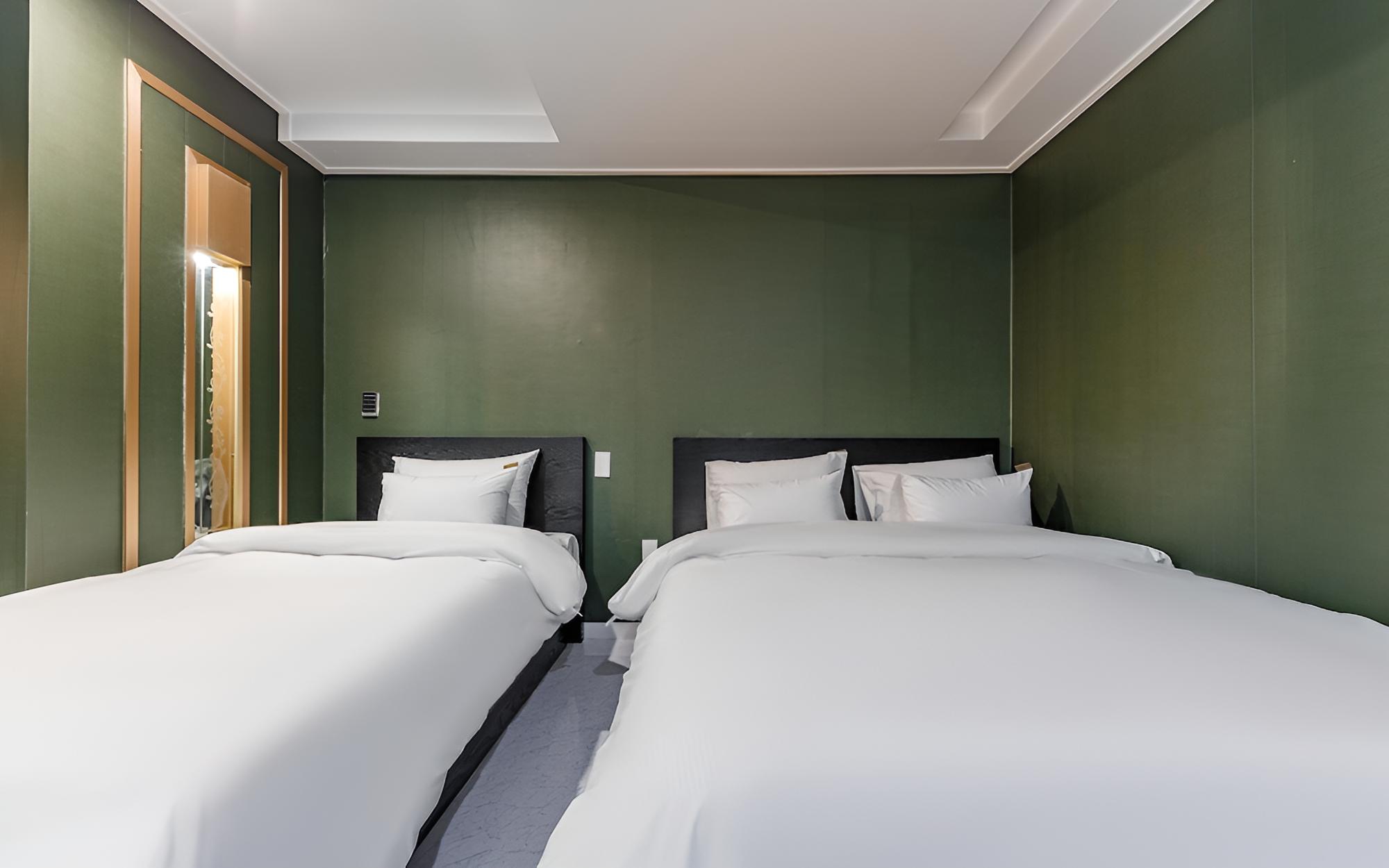 Room (Twin)