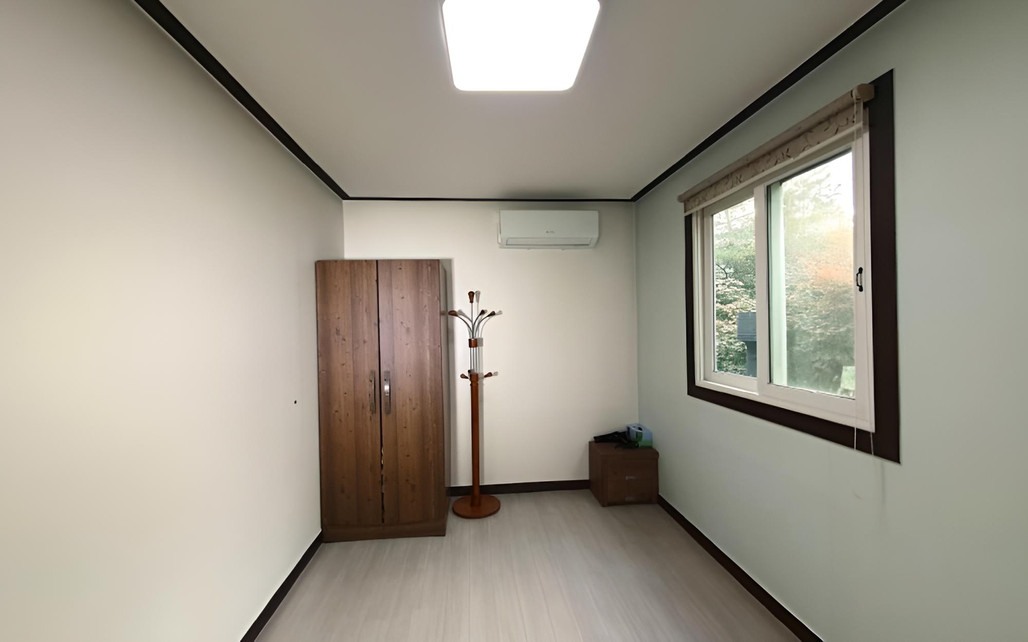 Room (Grand Room (Unshared House Duplex)) - Photo 9