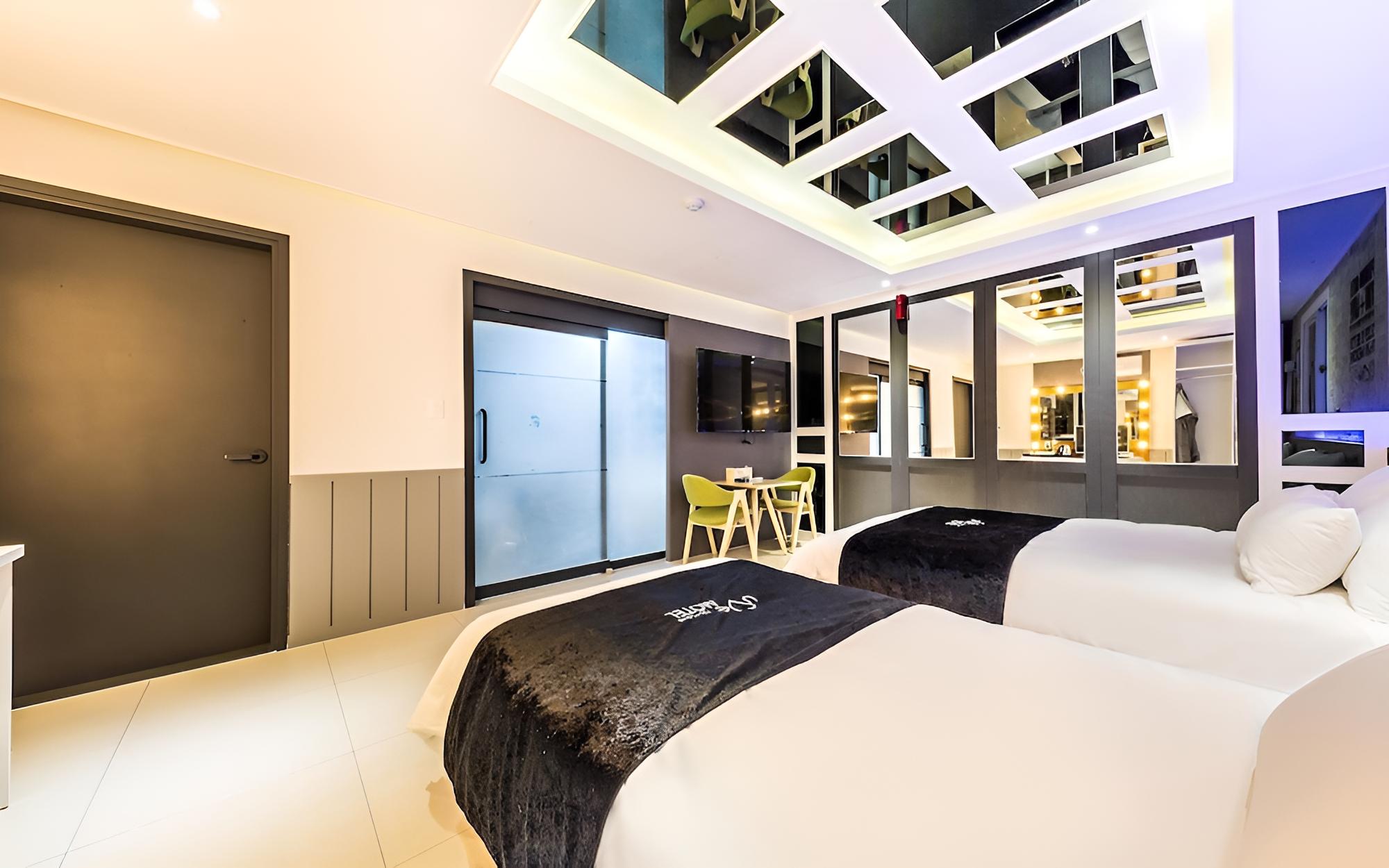 Room (Suite) - Photo 8