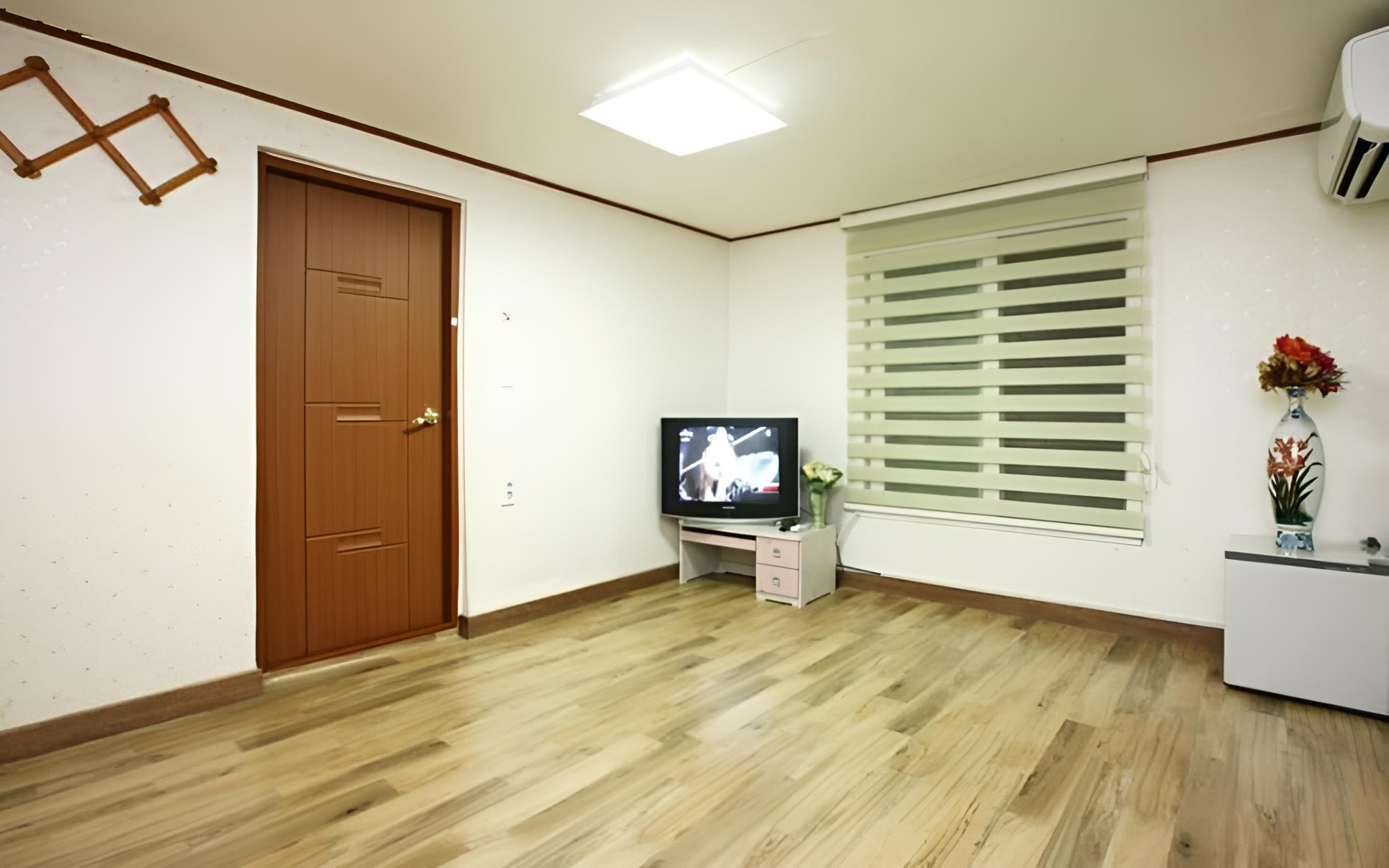 Room (Sun moon stars living room (Group) 2F) - Photo 5