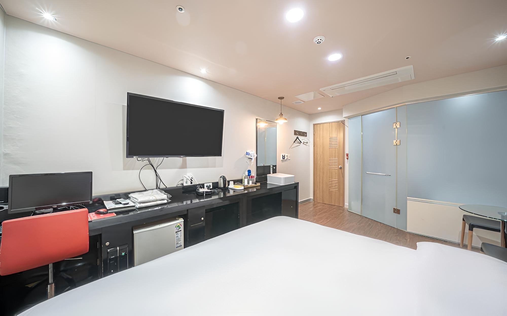 Room (Standard (no parking no Netflix)) - Photo 1