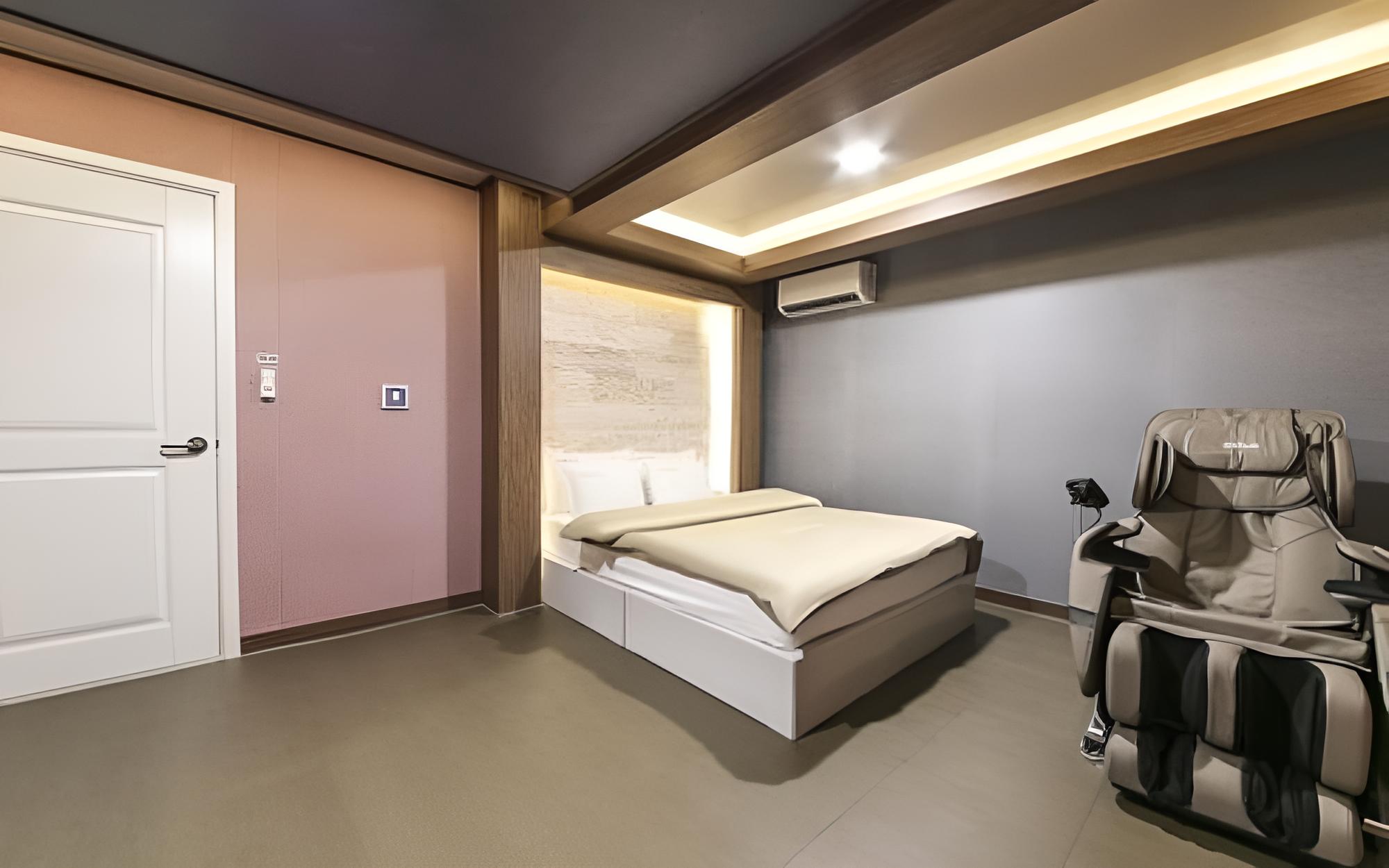 Room (VIP-massage chair (100% disinfection/)