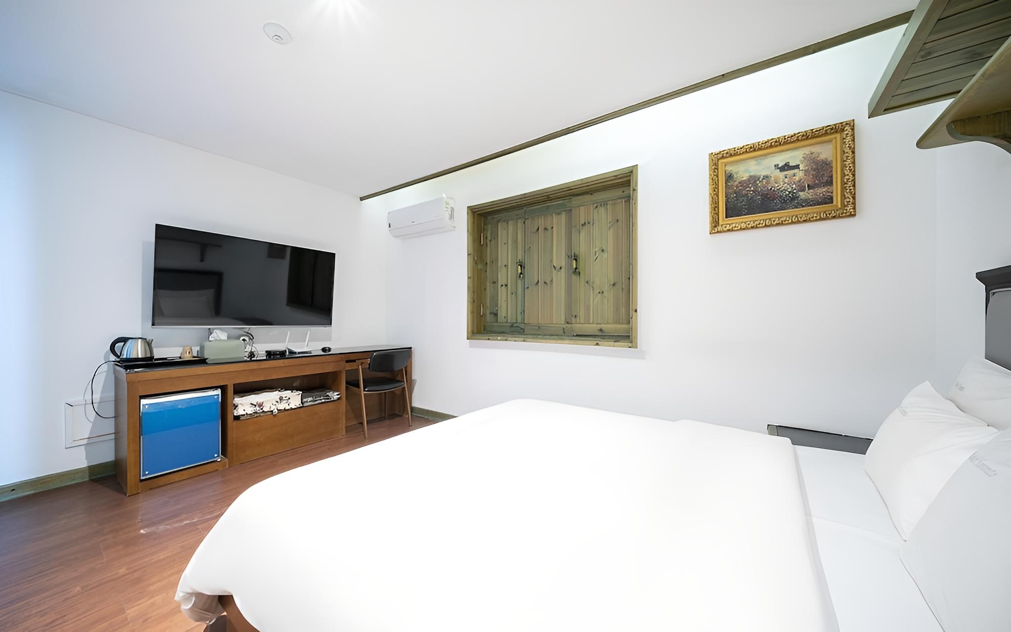 Room (Standard (65""Smart TV Netf) - Photo 6