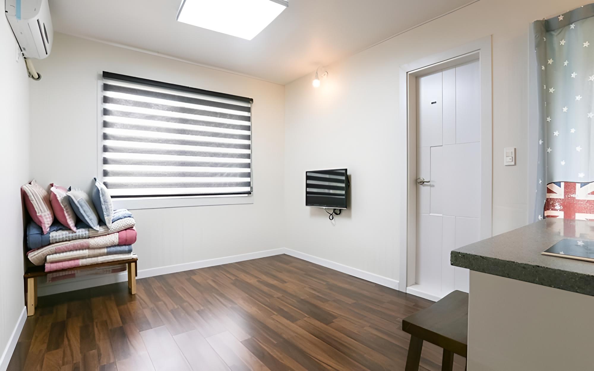 Room (Black)