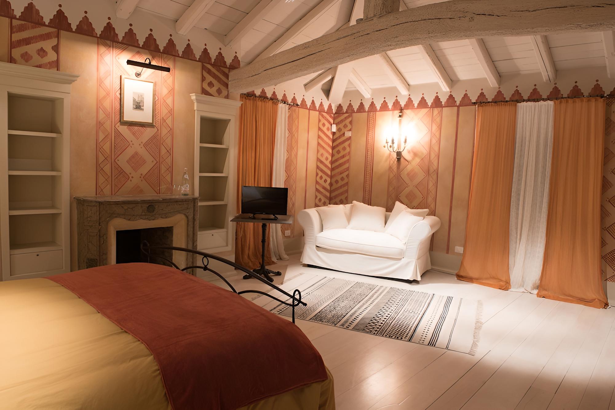 Standard Suite, 1 Queen Bed (Piazza Grande) photo 3
