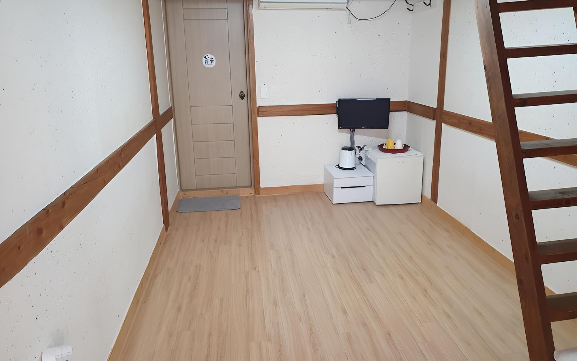 Room (Dugrou attic (individual bathroom))
