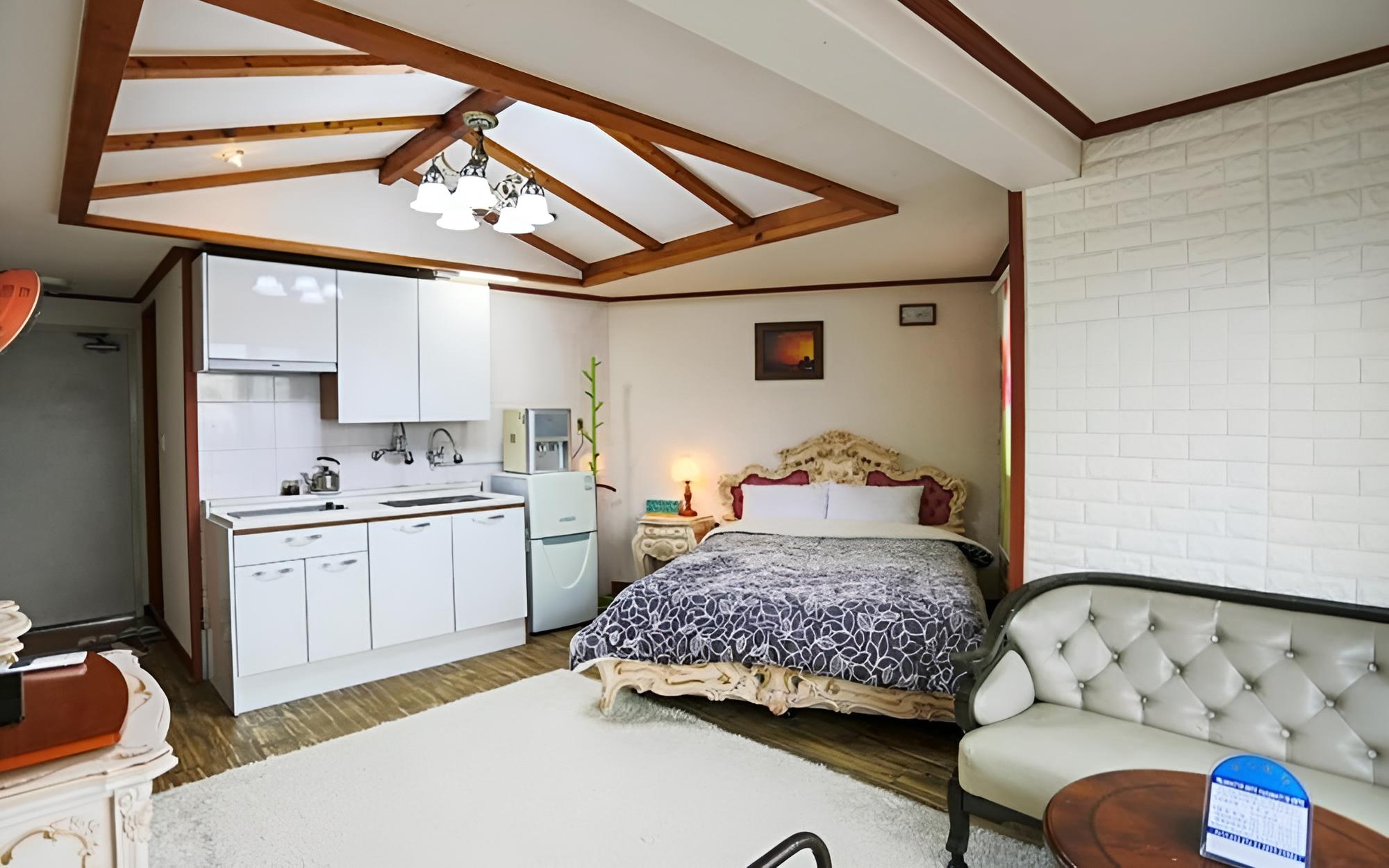 Room (Suite B (502))